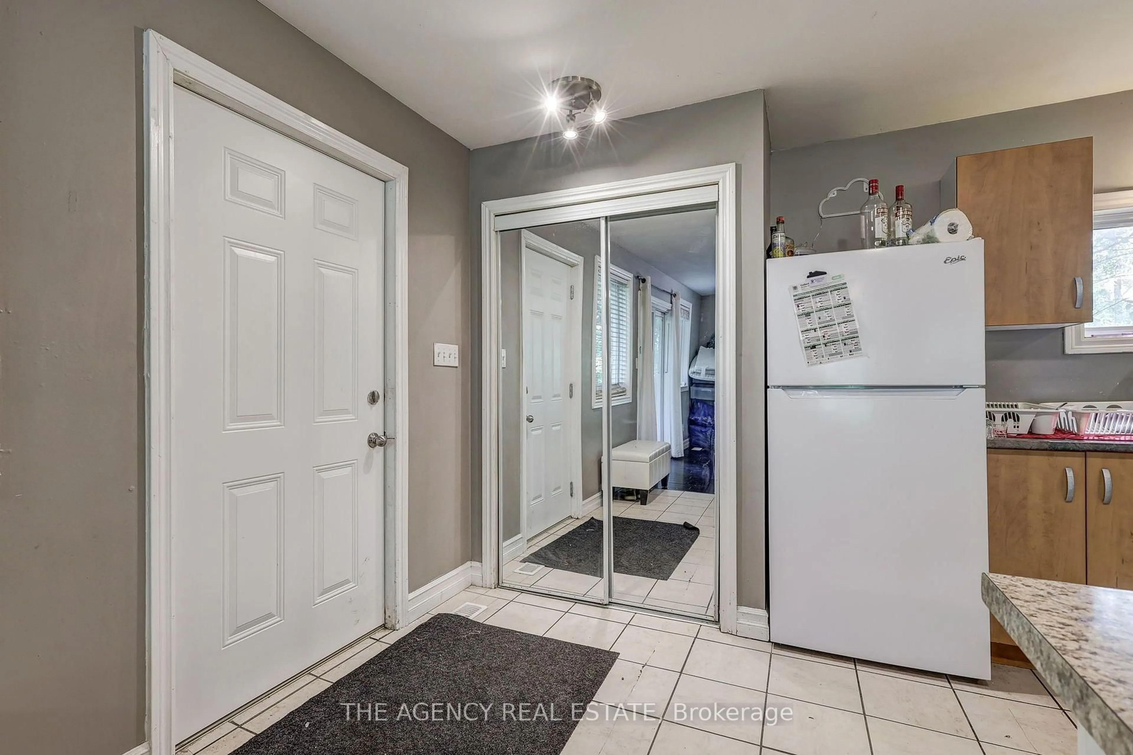 Indoor entryway for 129 Oxford St, London North Ontario N6H 1S2