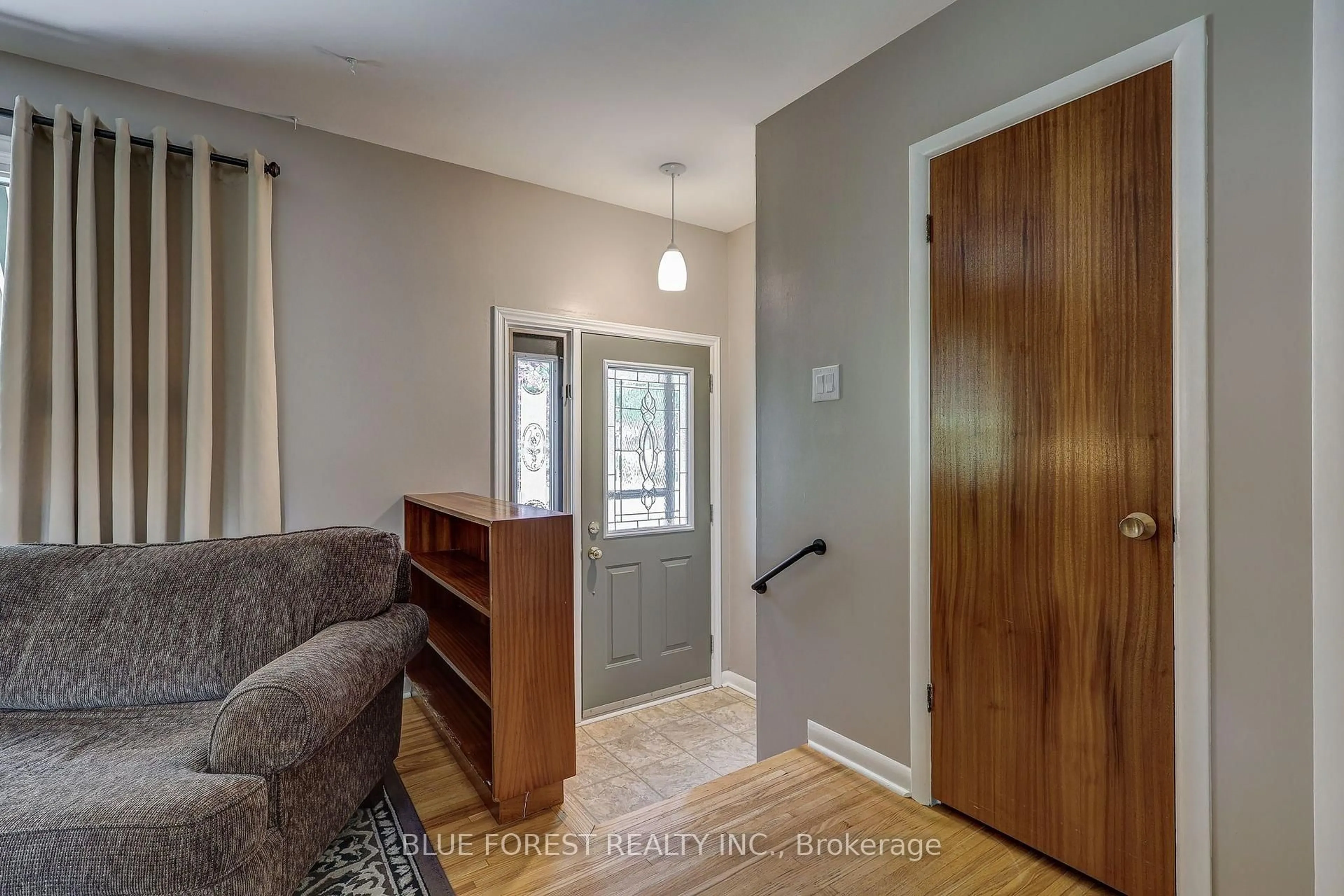 Indoor entryway for 123 Aponi Cres, London East Ontario N5V 2V3