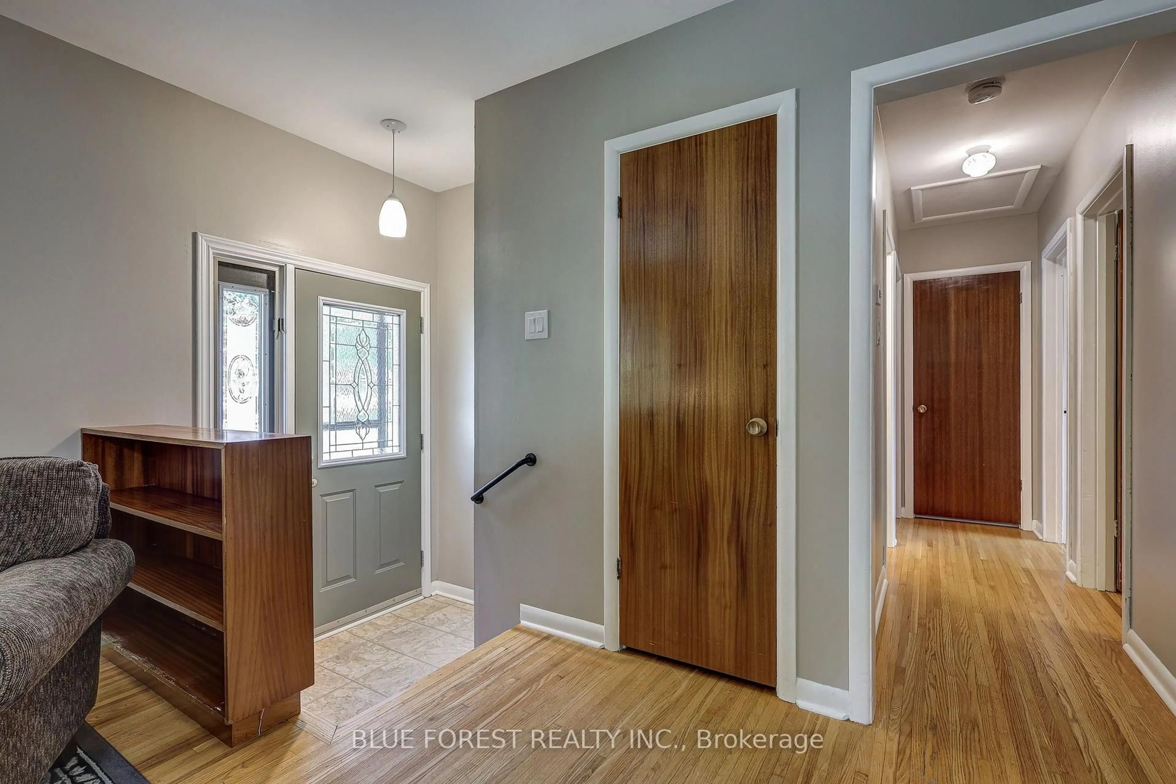 Indoor entryway for 123 Aponi Cres, London East Ontario N5V 2V3
