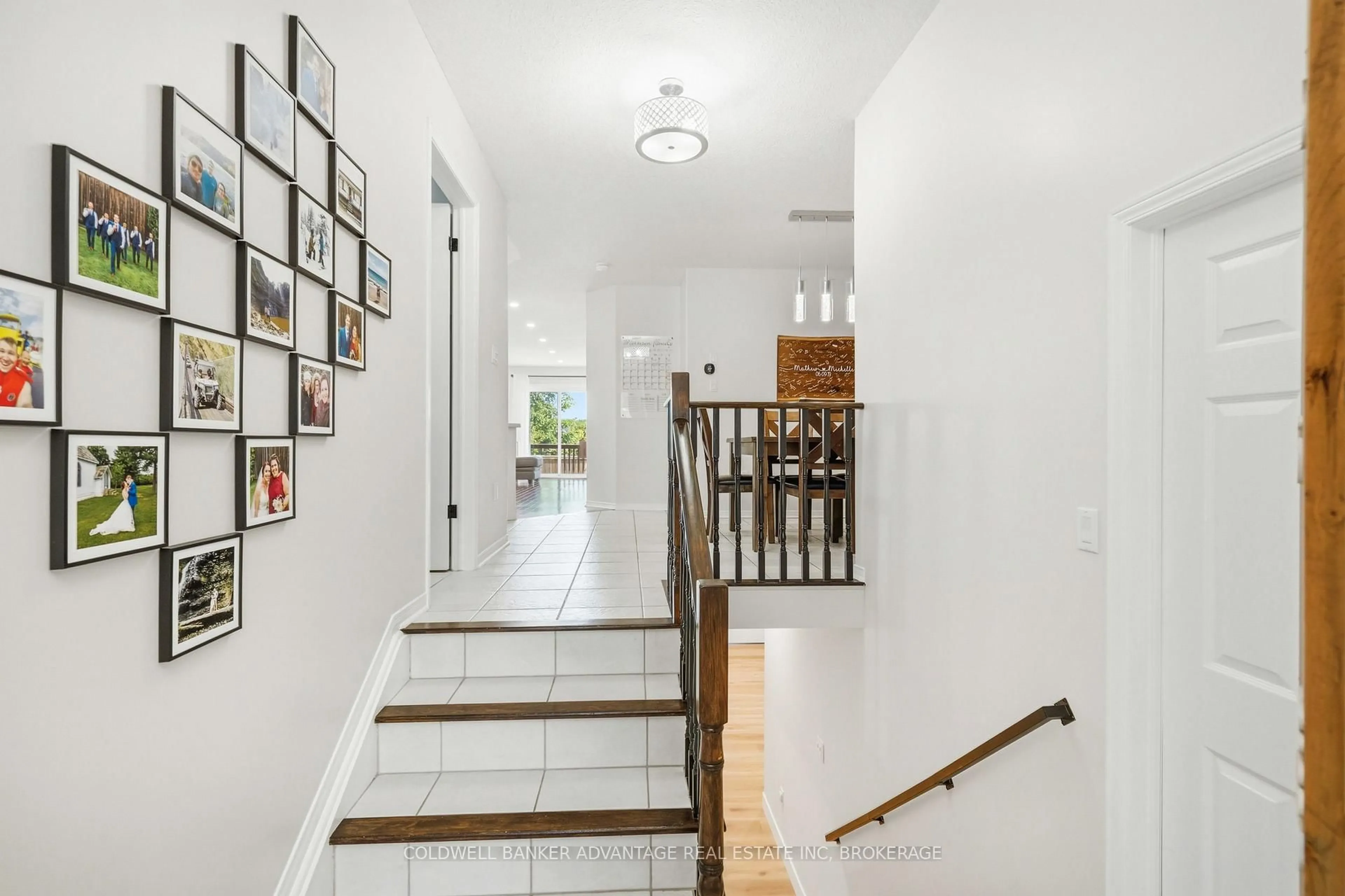 Indoor foyer for 529 St Lawrence Dr, Welland Ontario L3C 7H9