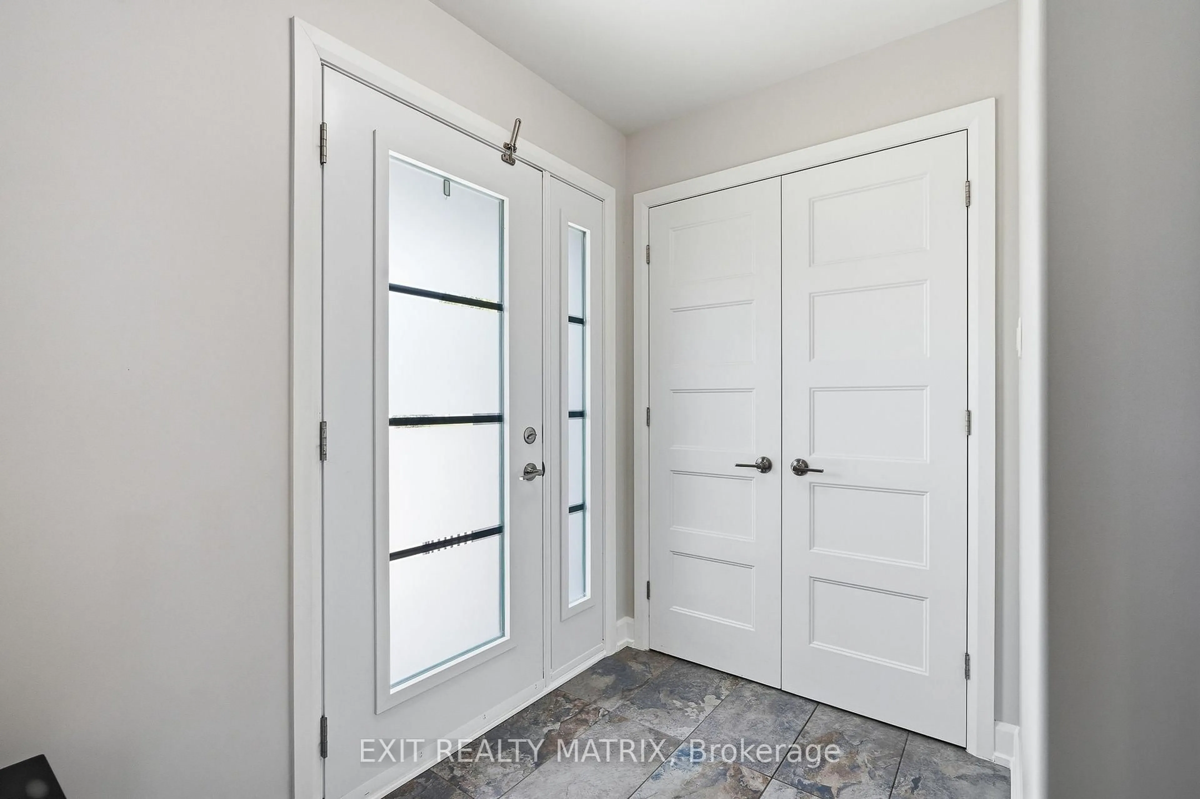 Indoor entryway for 549 Marseille St, Russell Ontario K0A 1W0