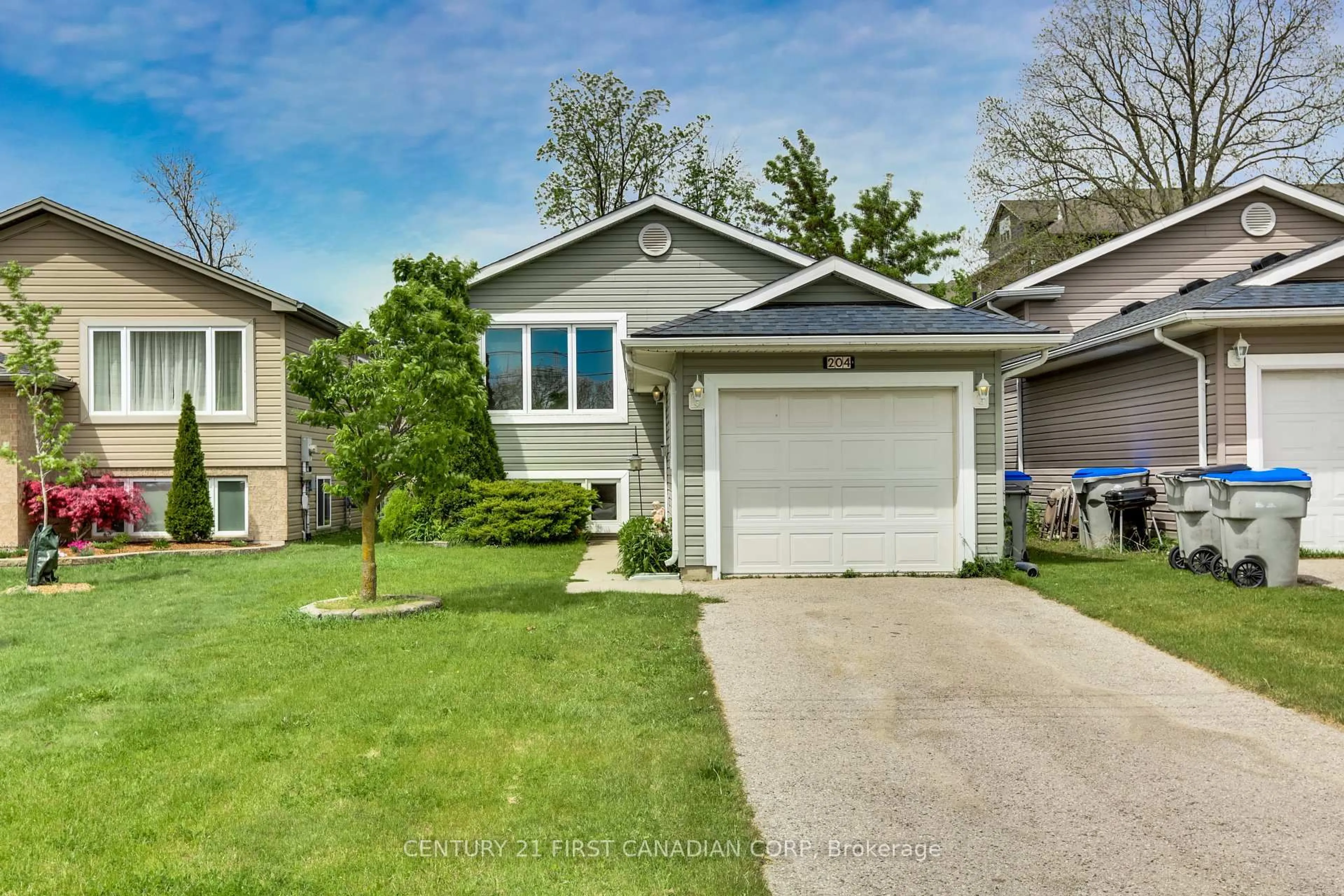Home with vinyl exterior material, street for 204 Ewart St, Strathroy-Caradoc Ontario N7G 4G6