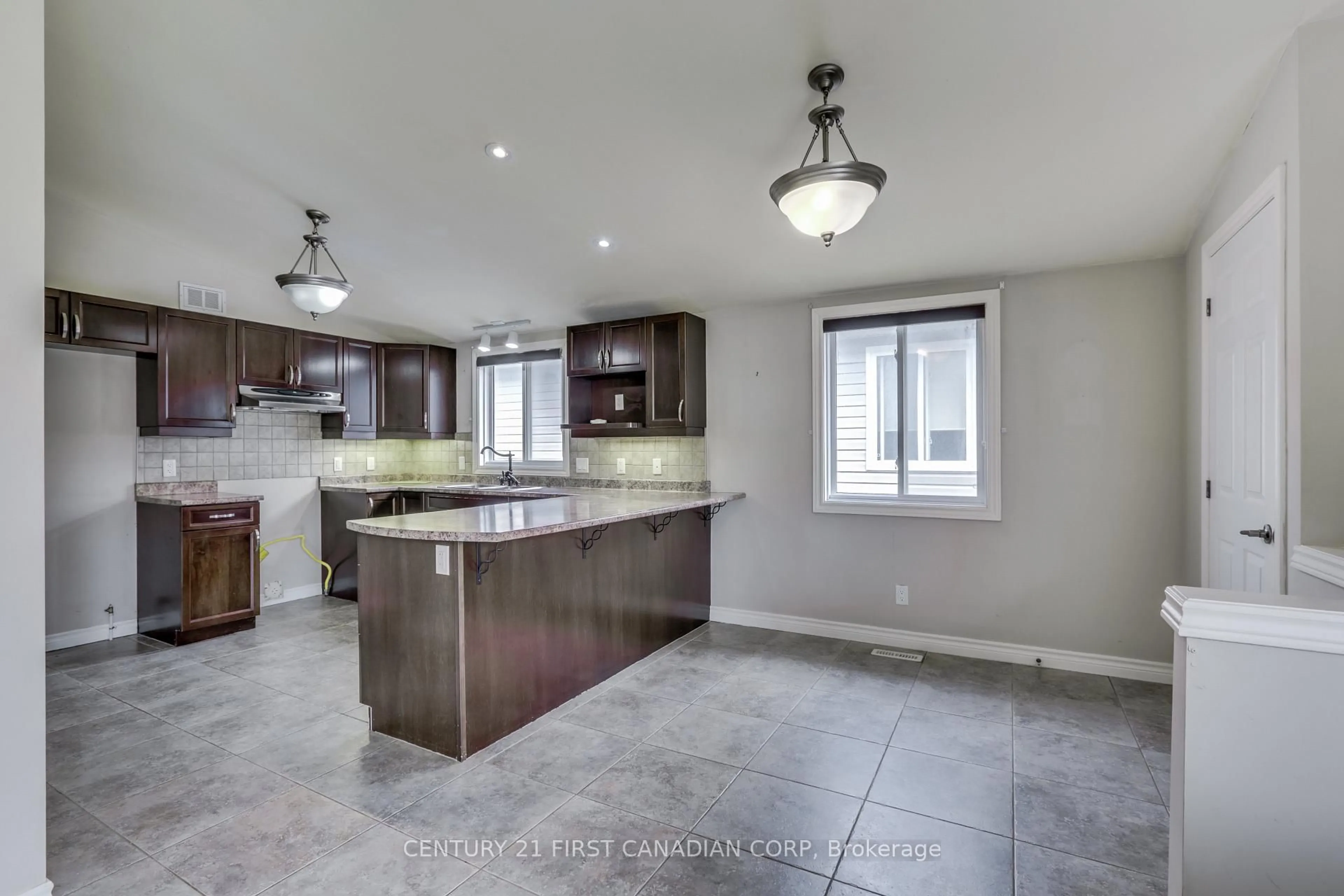 Open concept kitchen, ceramic/tile floor for 204 Ewart St, Strathroy-Caradoc Ontario N7G 4G6