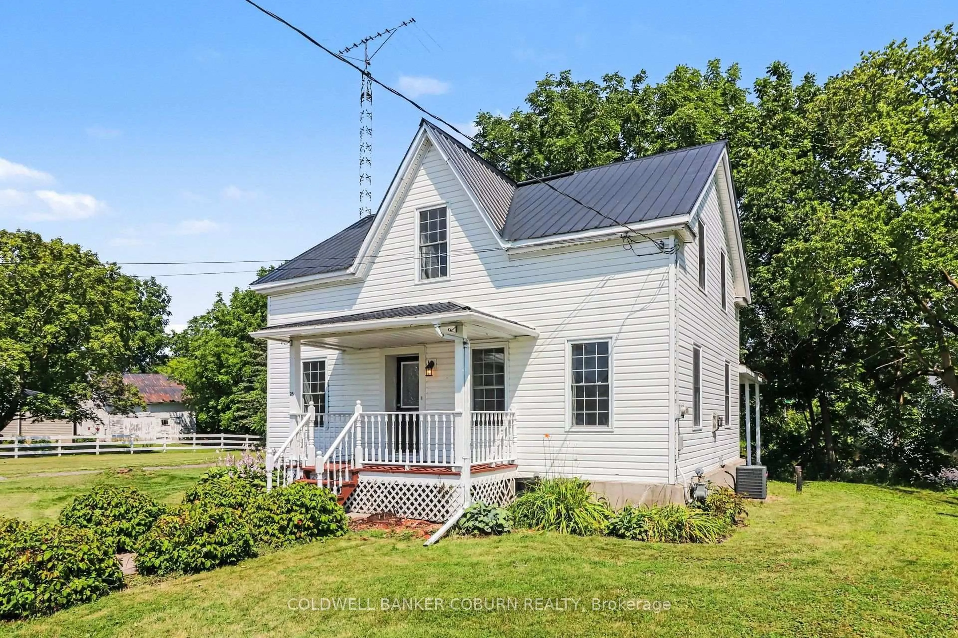 Home with vinyl exterior material, building for 25 Mill St, North Dundas Ontario K0C 1H0