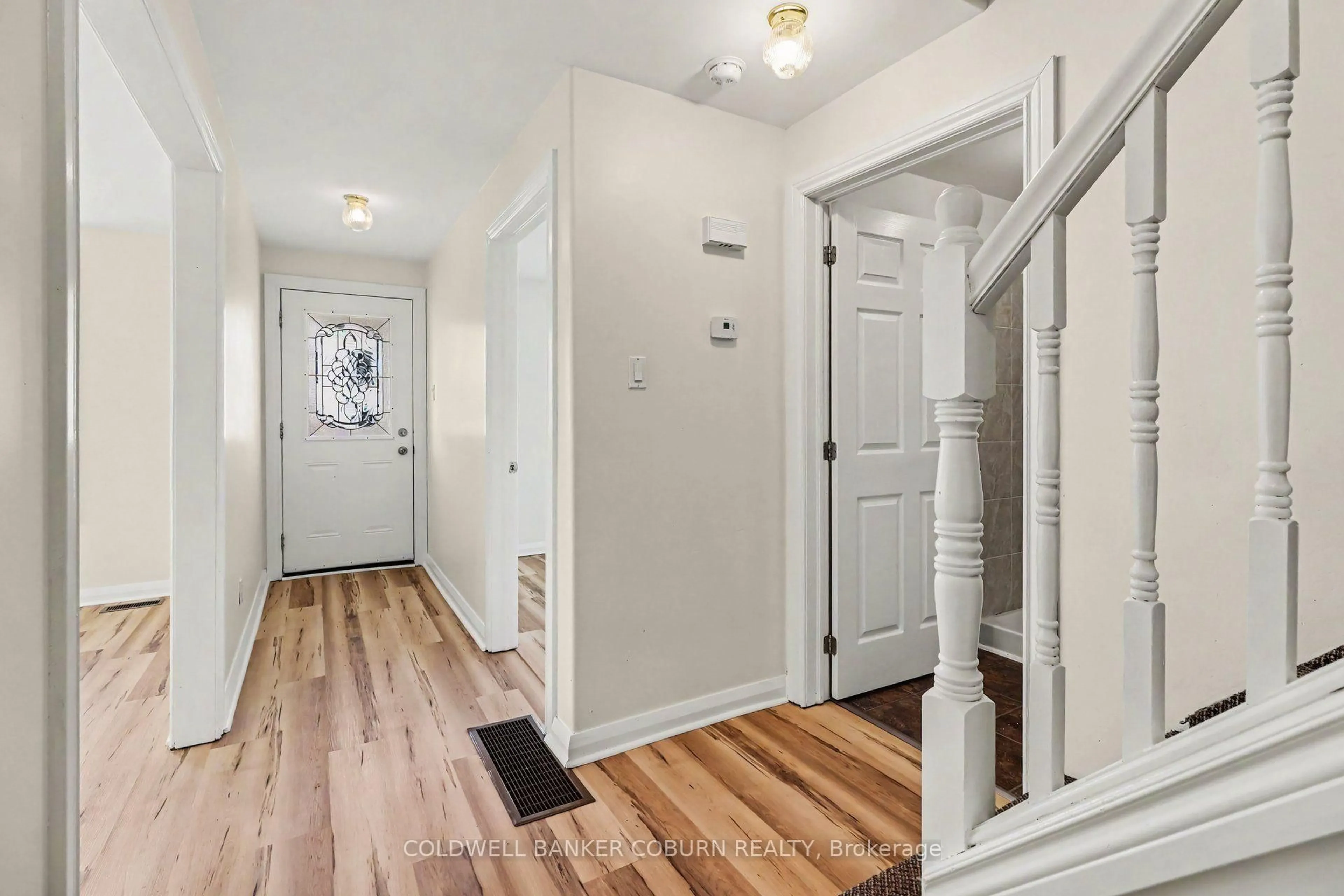 Indoor entryway for 25 Mill St, North Dundas Ontario K0C 1H0