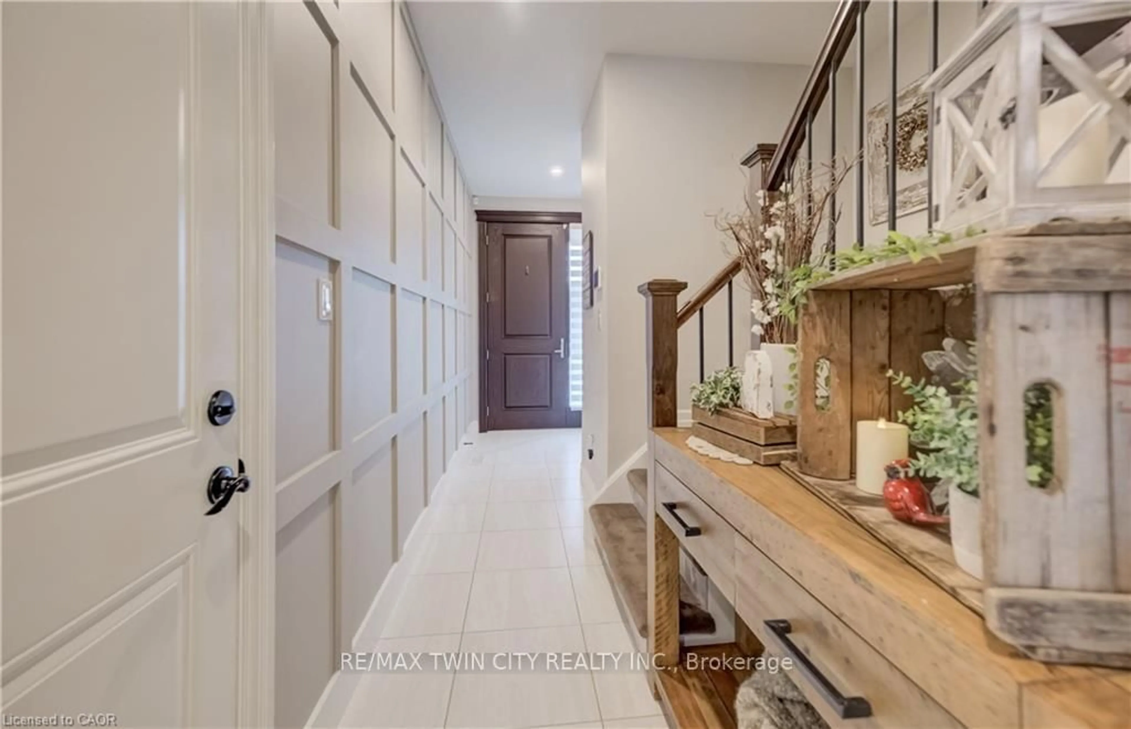 Indoor entryway for 50 BUTE St #10, North Dumfries Ontario N0B 1E0
