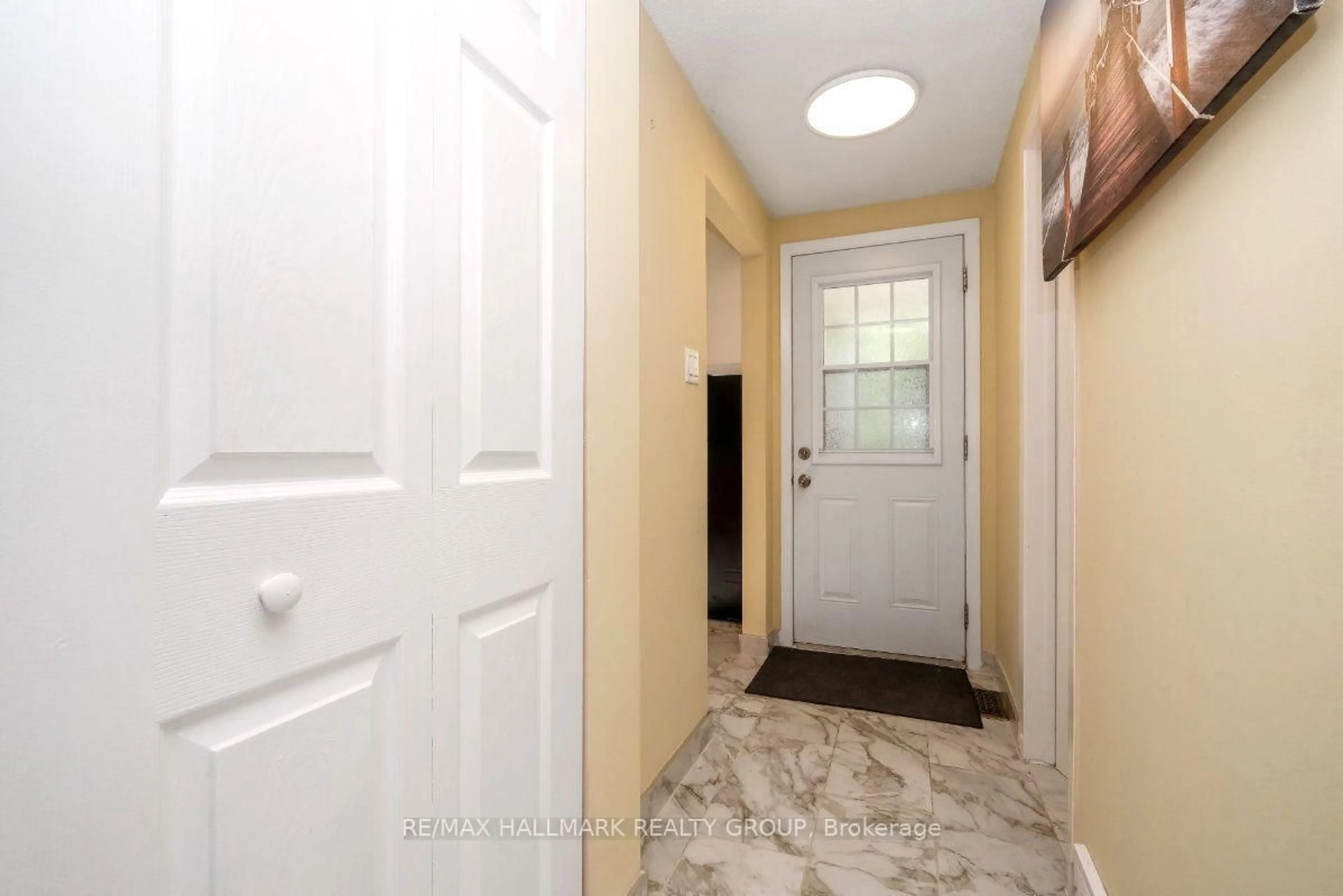 Indoor entryway for 1005 Cloister Gdns #48, Ottawa Ontario K1C 2A1