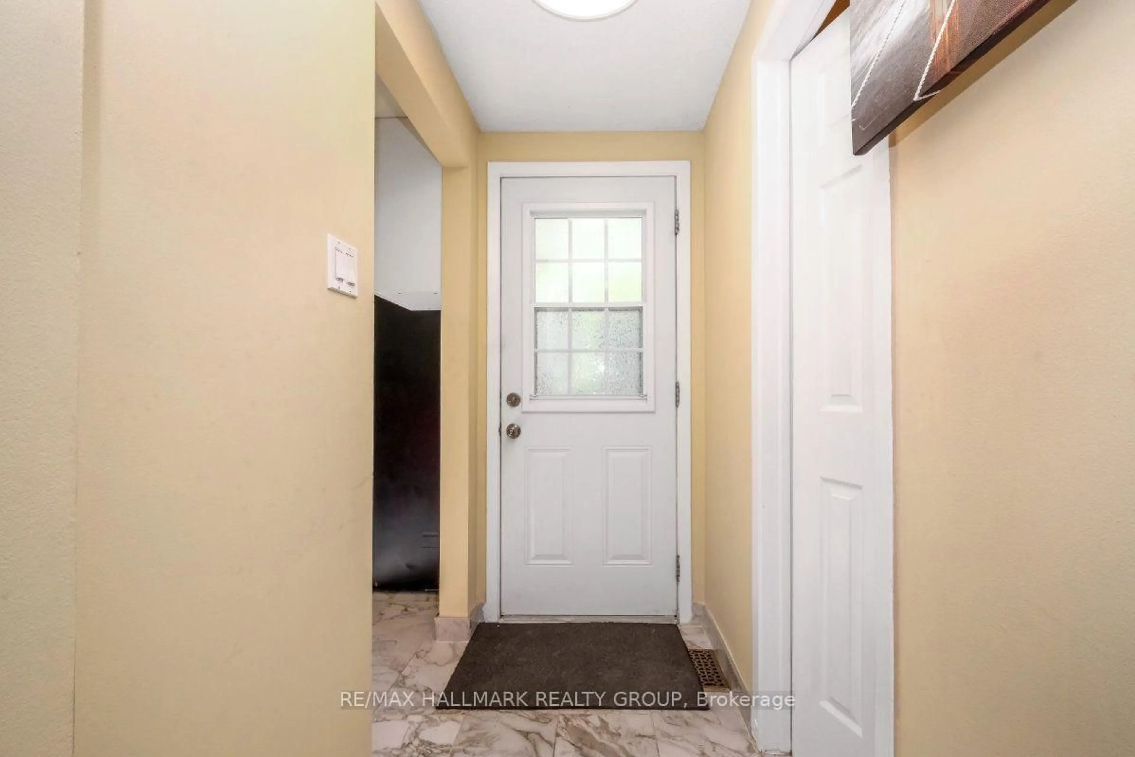 Indoor entryway for 1005 Cloister Gdns #48, Ottawa Ontario K1C 2A1