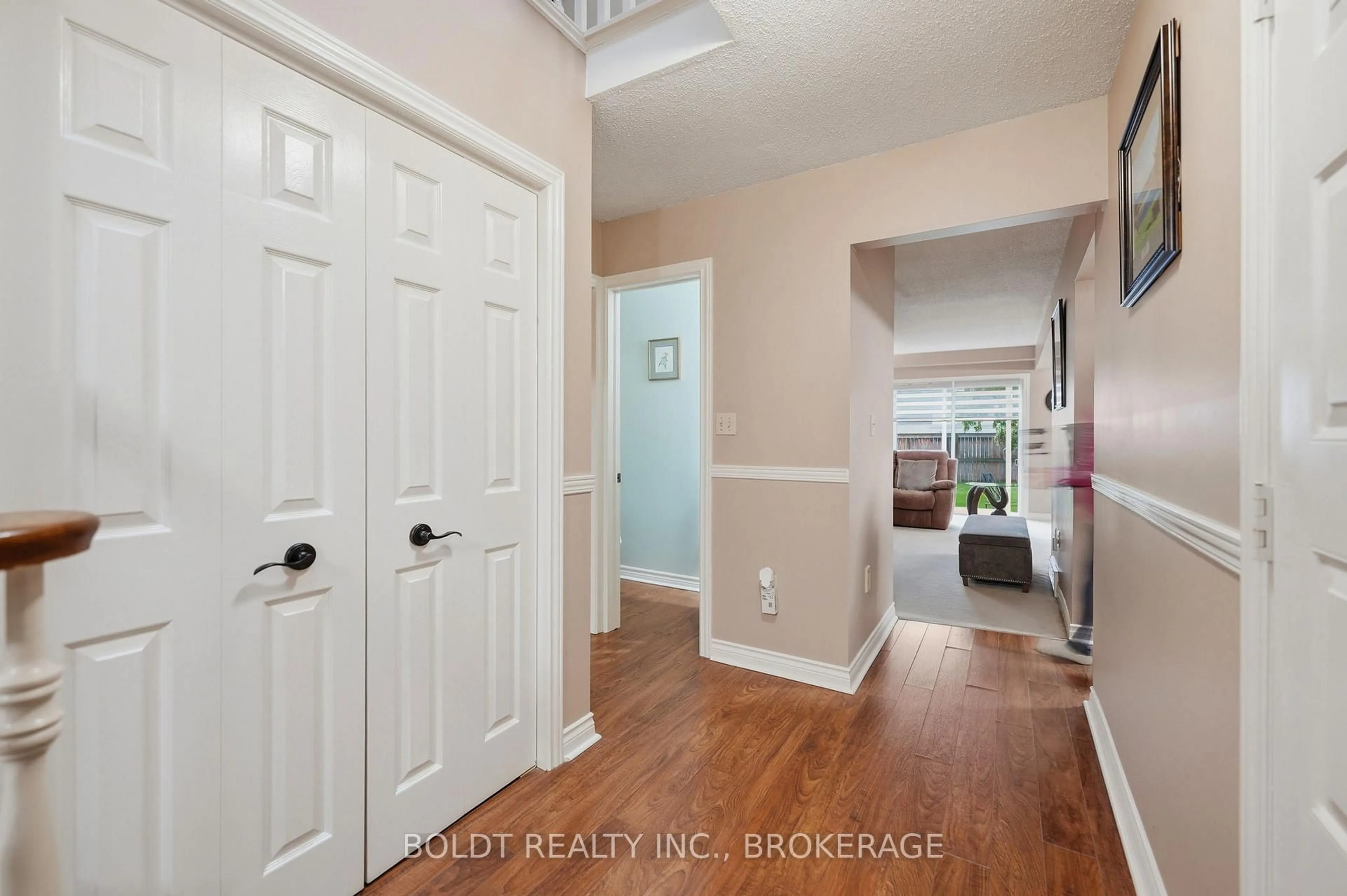 Indoor entryway for 275 Pelham Rd #25, St. Catharines Ontario L2S 3B9
