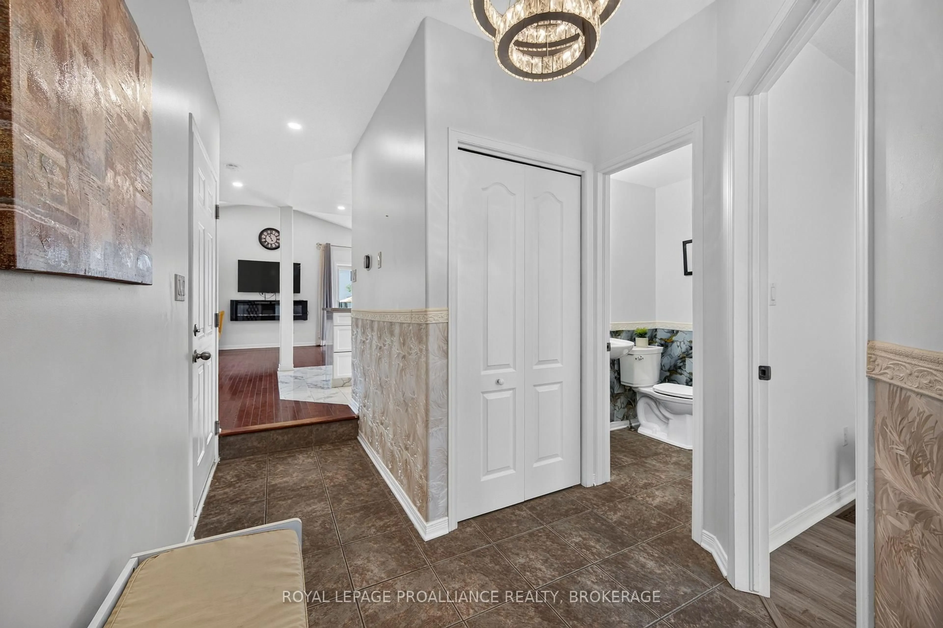 Indoor entryway for 445 Maureen St, Kingston Ontario K7K 7M2