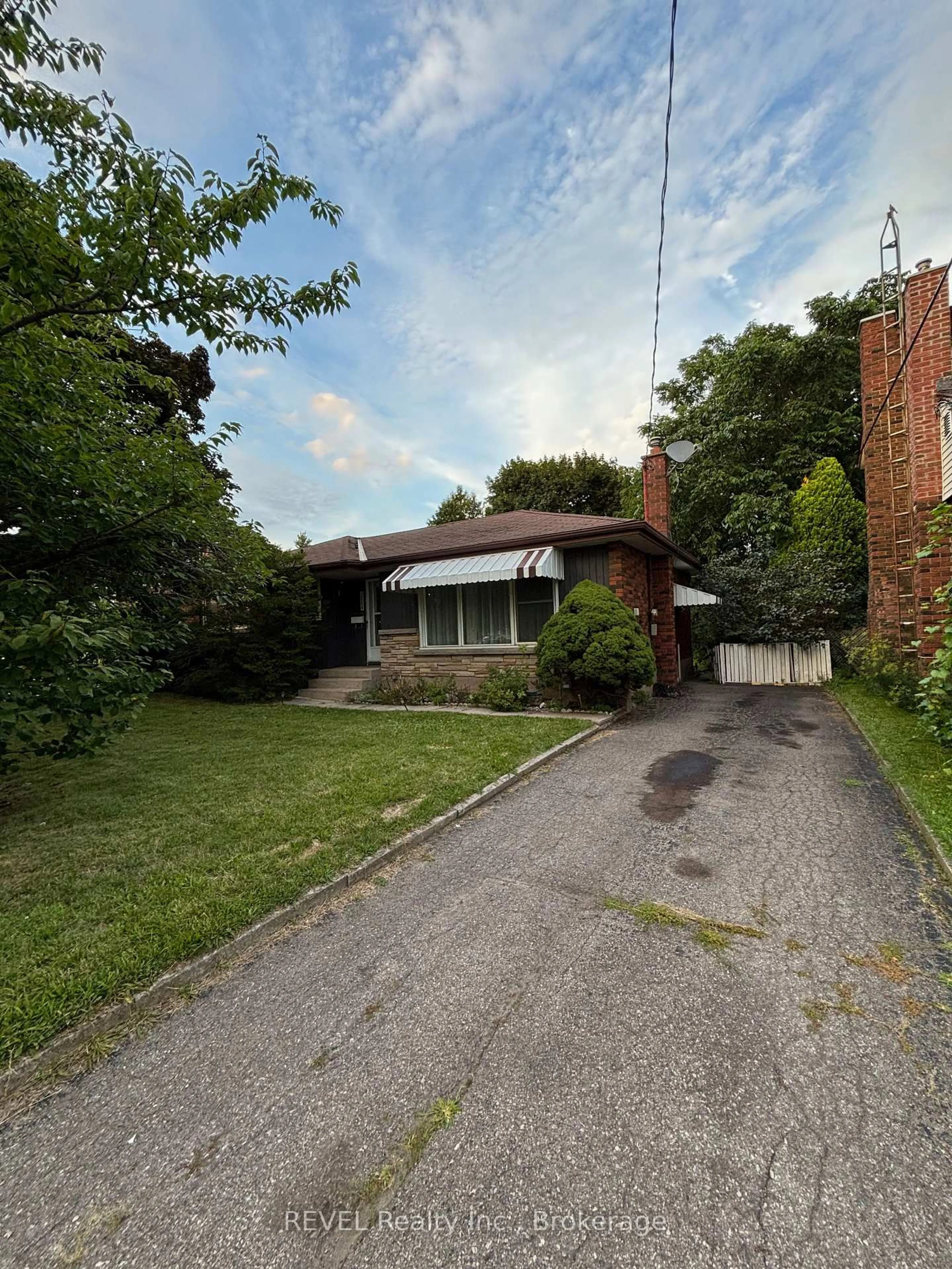 A pic from outside/outdoor area/front of a property/back of a property/a pic from drone, street for 3664 Arlington Ave, Niagara Falls Ontario L2J 2X2