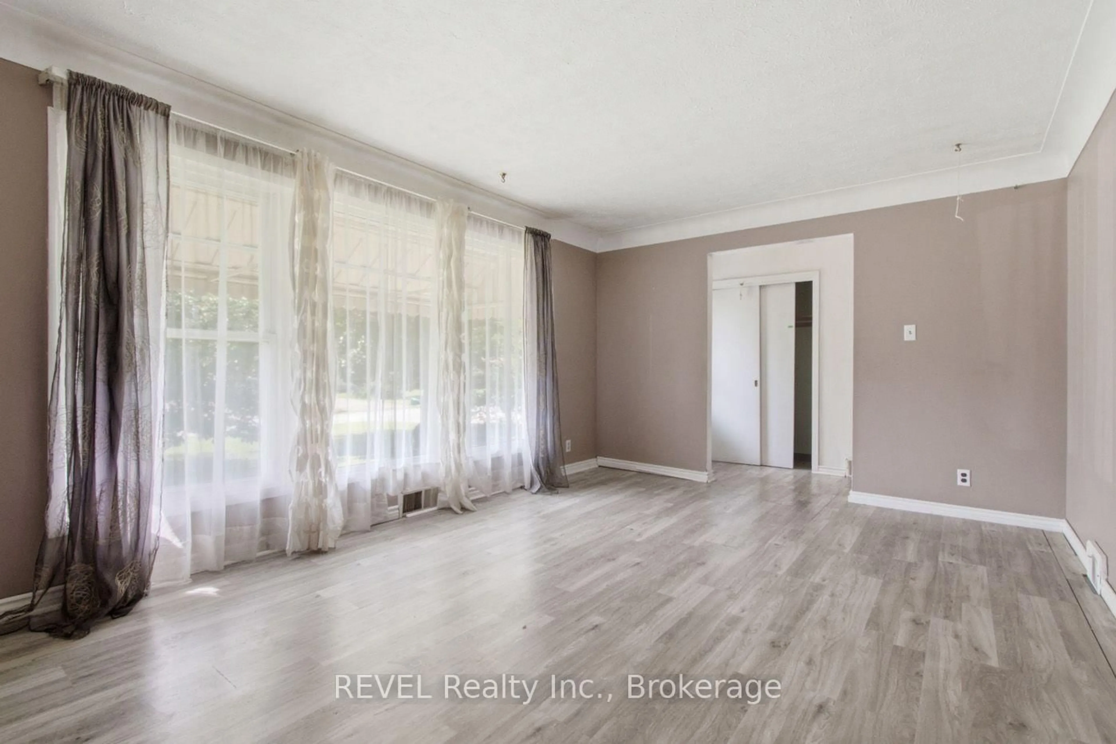 A pic of a room for 3664 Arlington Ave, Niagara Falls Ontario L2J 2X2