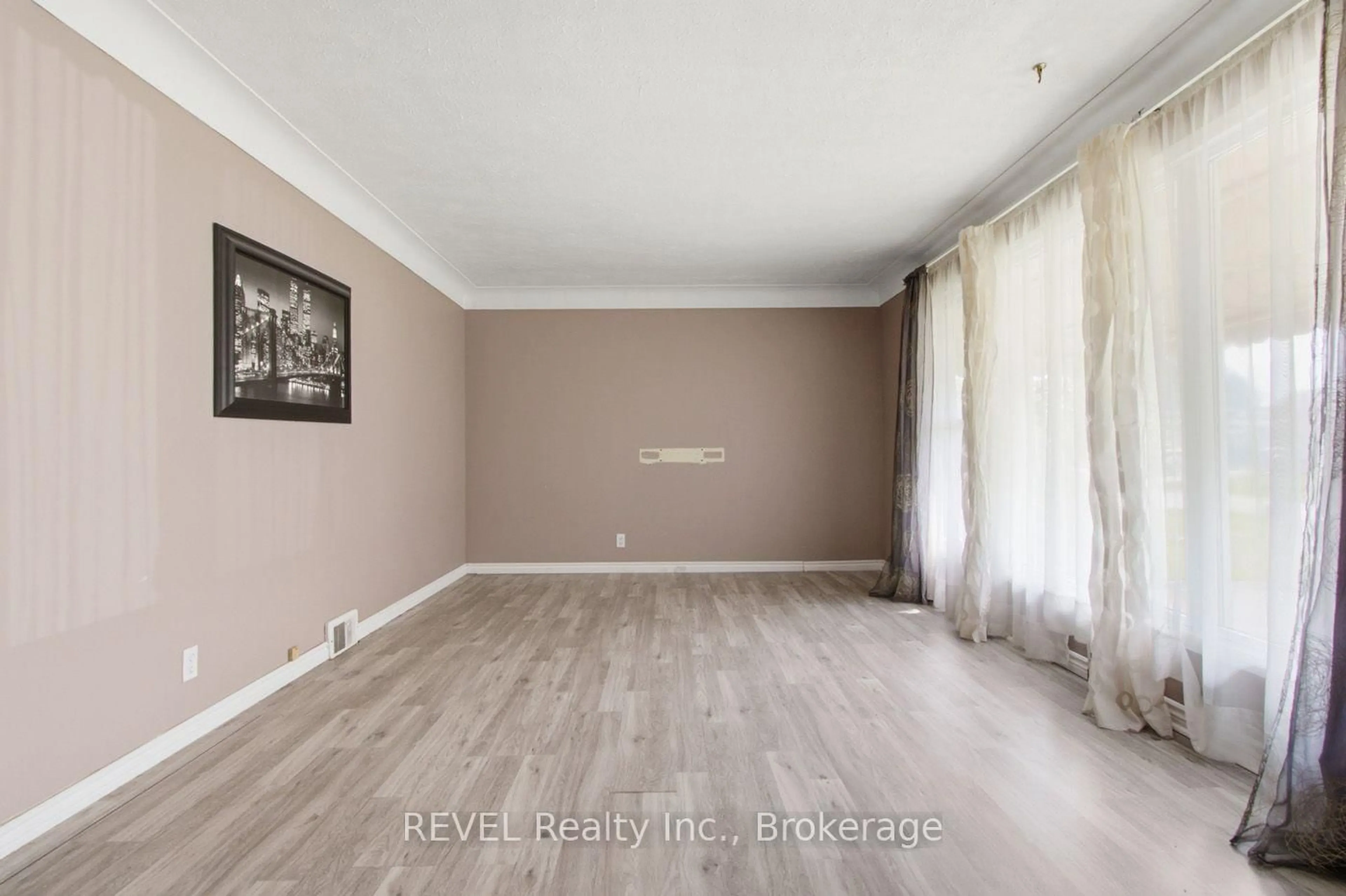 A pic of a room for 3664 Arlington Ave, Niagara Falls Ontario L2J 2X2