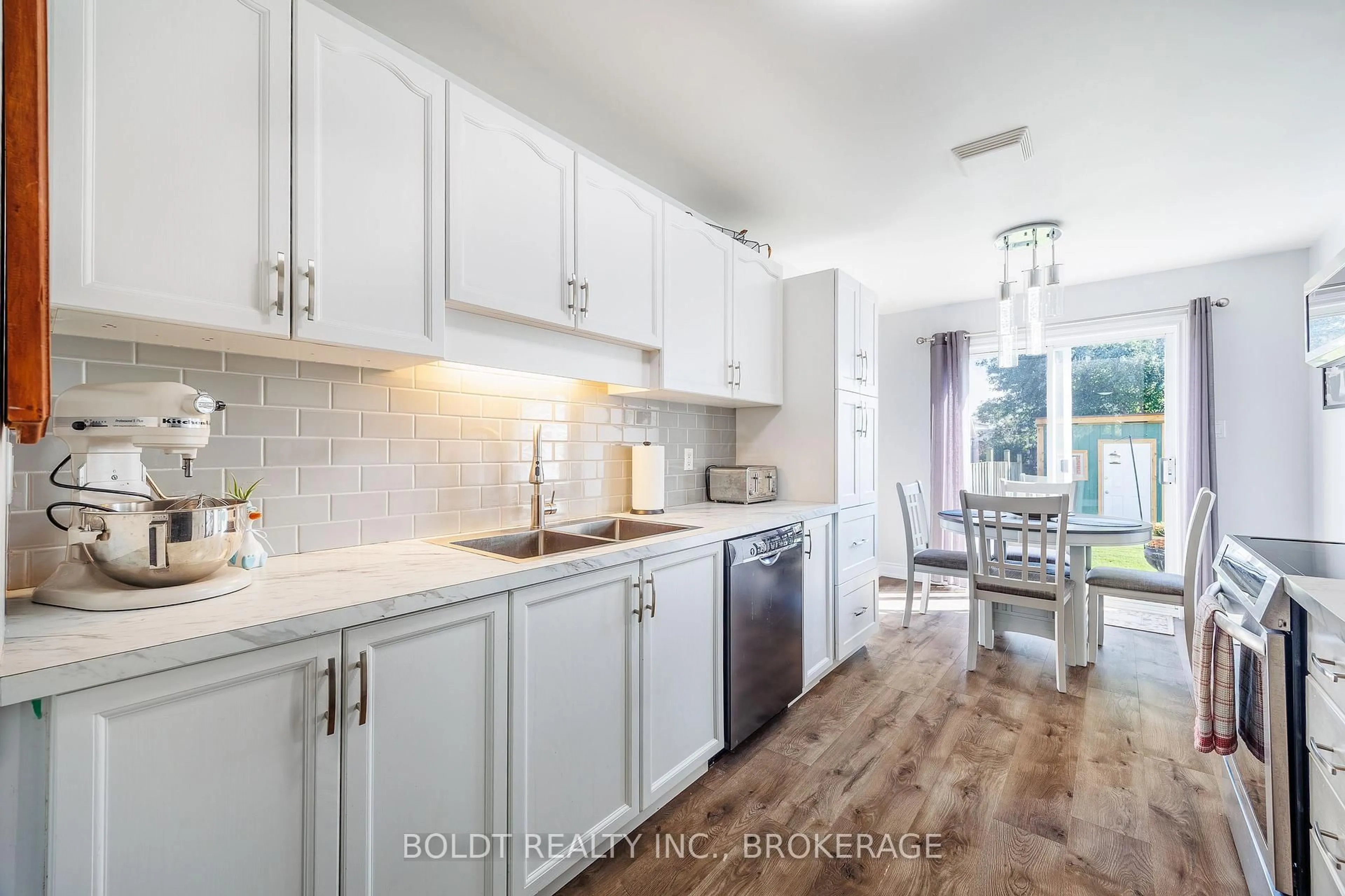 Open concept kitchen, ceramic/tile floor for 86 Devine Cres, Thorold Ontario L2V 5A4