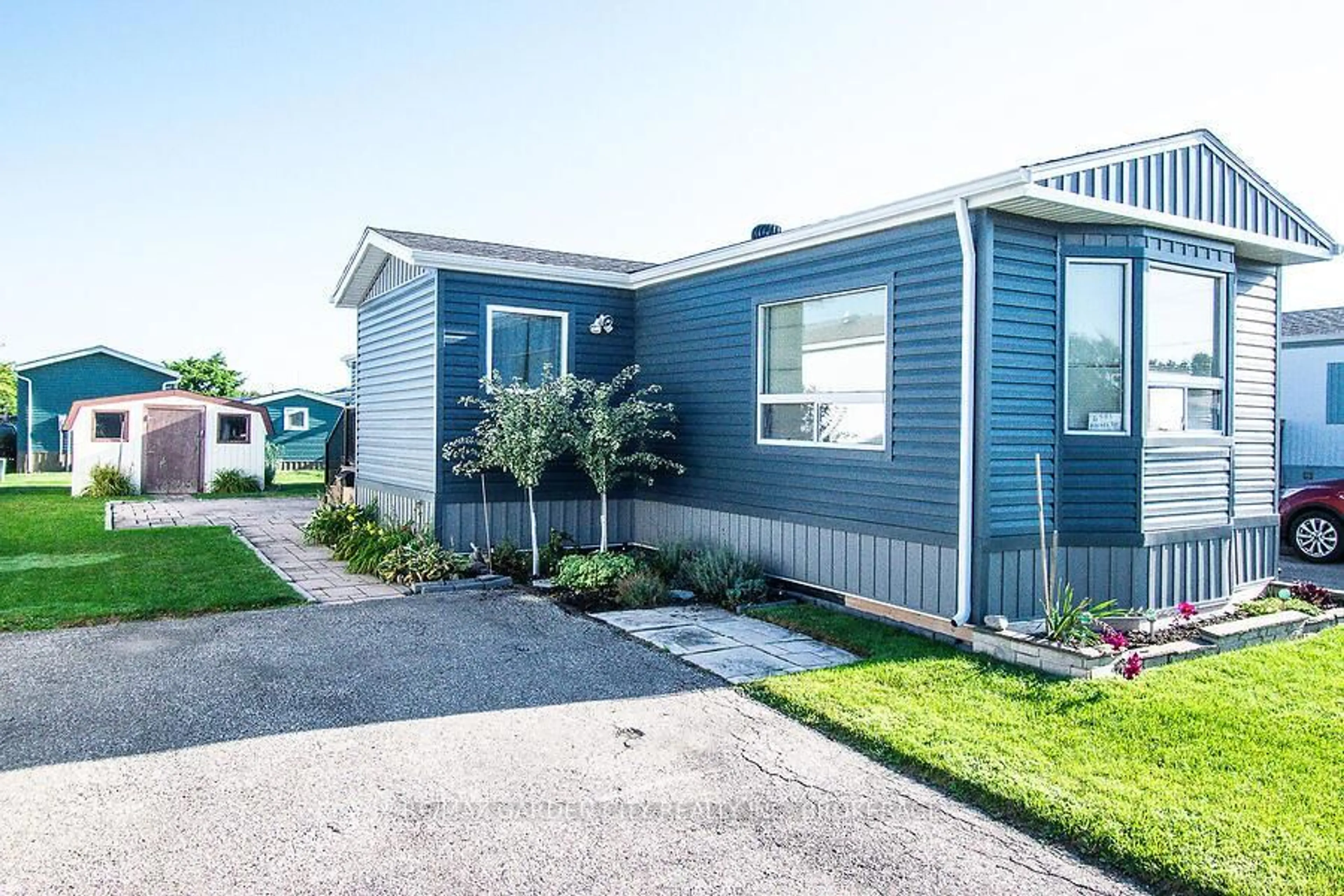 Home with vinyl exterior material, street for 4585 Rachael Lane, Lincoln Ontario L3J 0W1