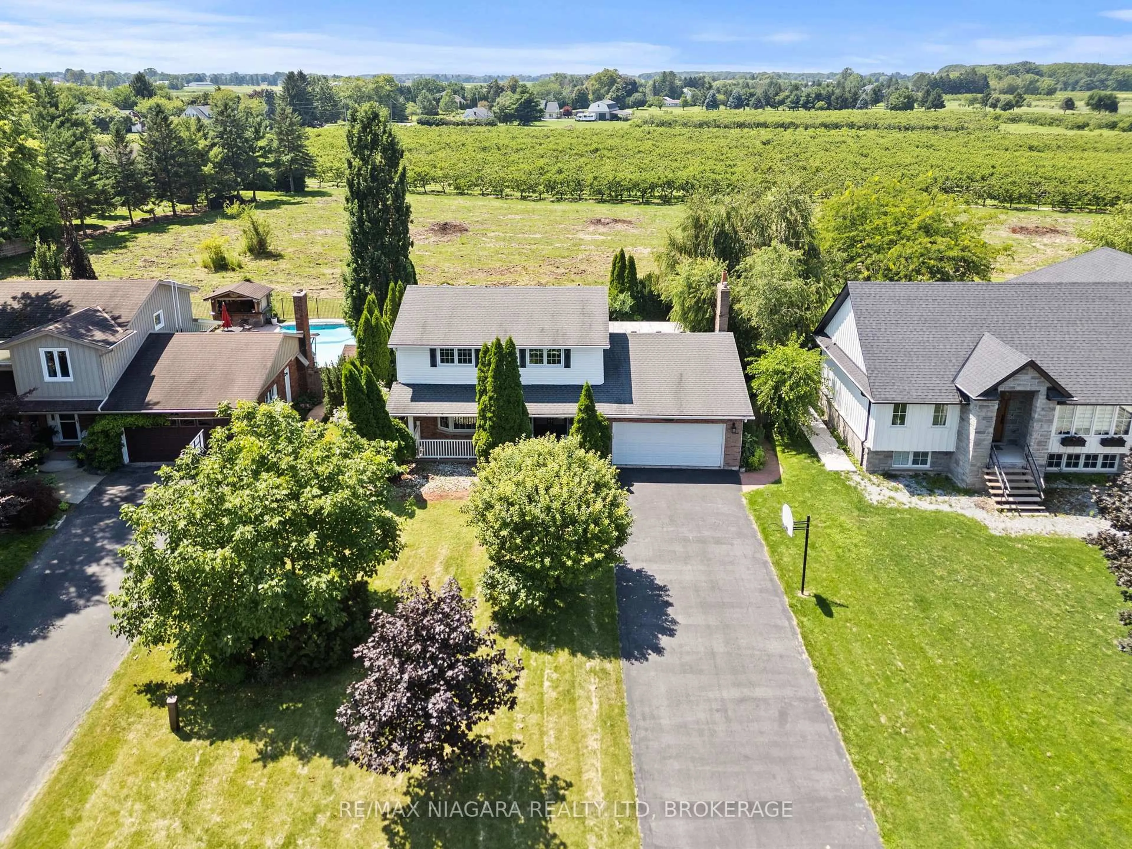 A pic from outside/outdoor area/front of a property/back of a property/a pic from drone, unknown for 21 Garrison Village Dr, Niagara-on-the-Lake Ontario L0S 1J0