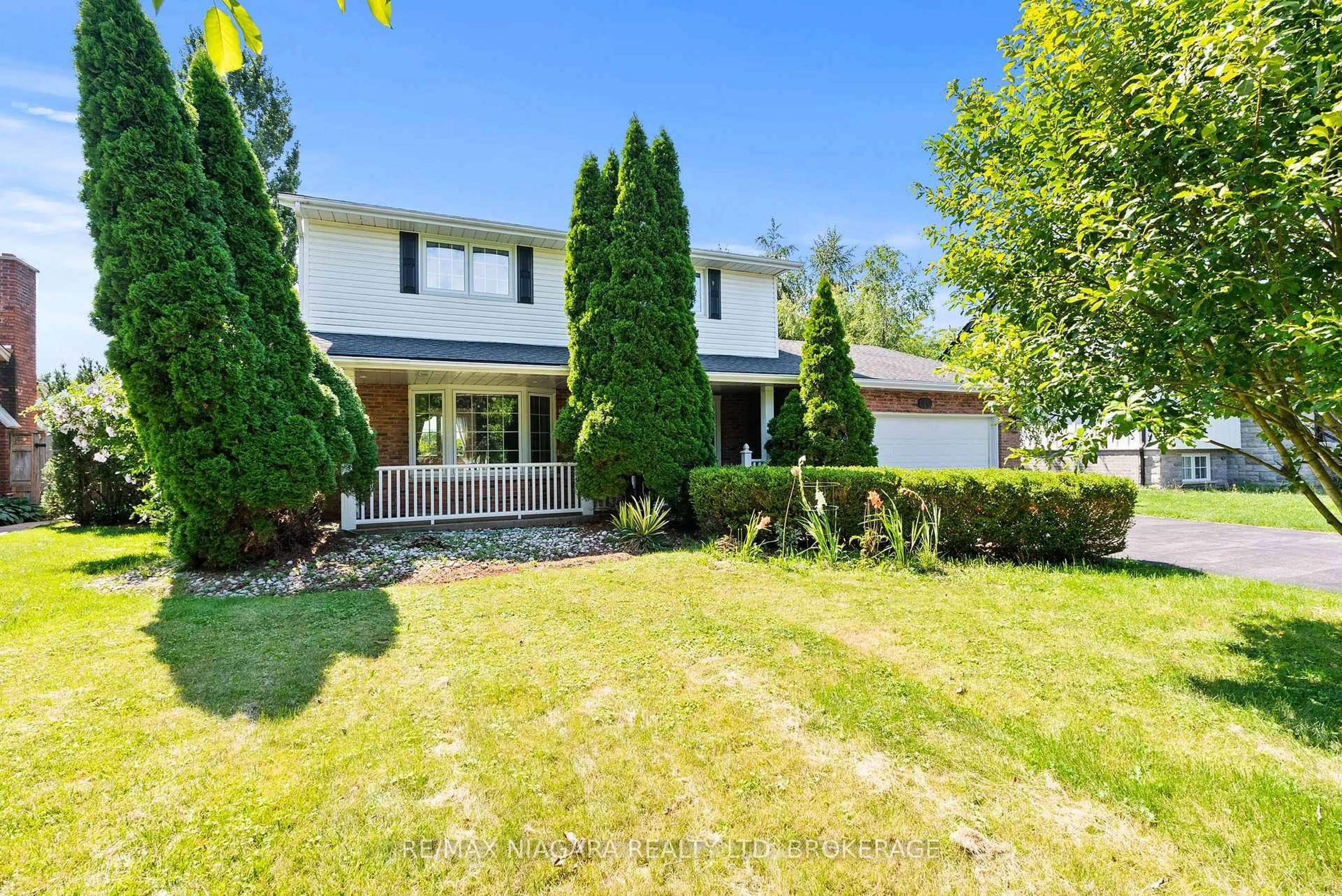 A pic from outside/outdoor area/front of a property/back of a property/a pic from drone, street for 21 Garrison Village Dr, Niagara-on-the-Lake Ontario L0S 1J0