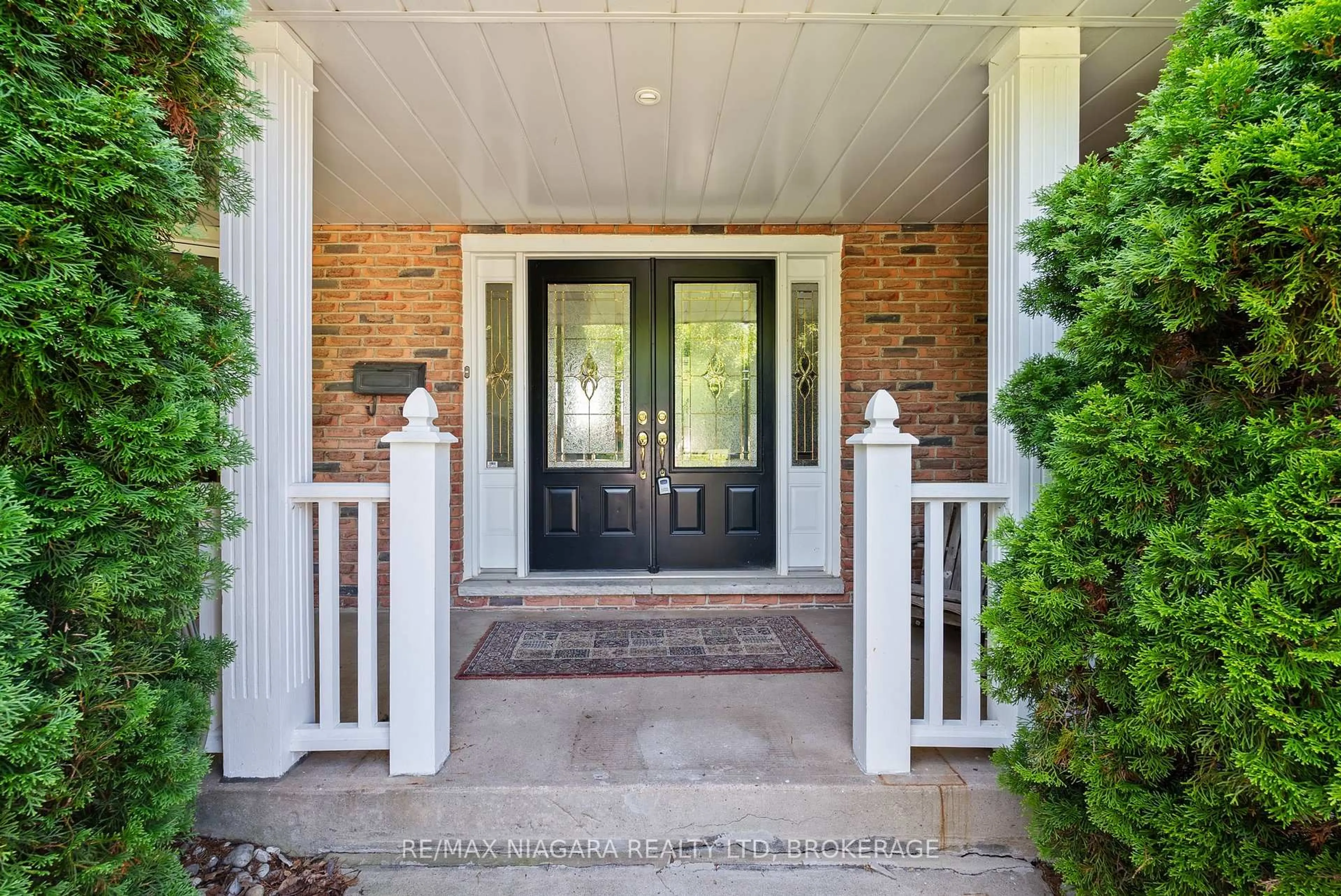 Indoor entryway for 21 Garrison Village Dr, Niagara-on-the-Lake Ontario L0S 1J0