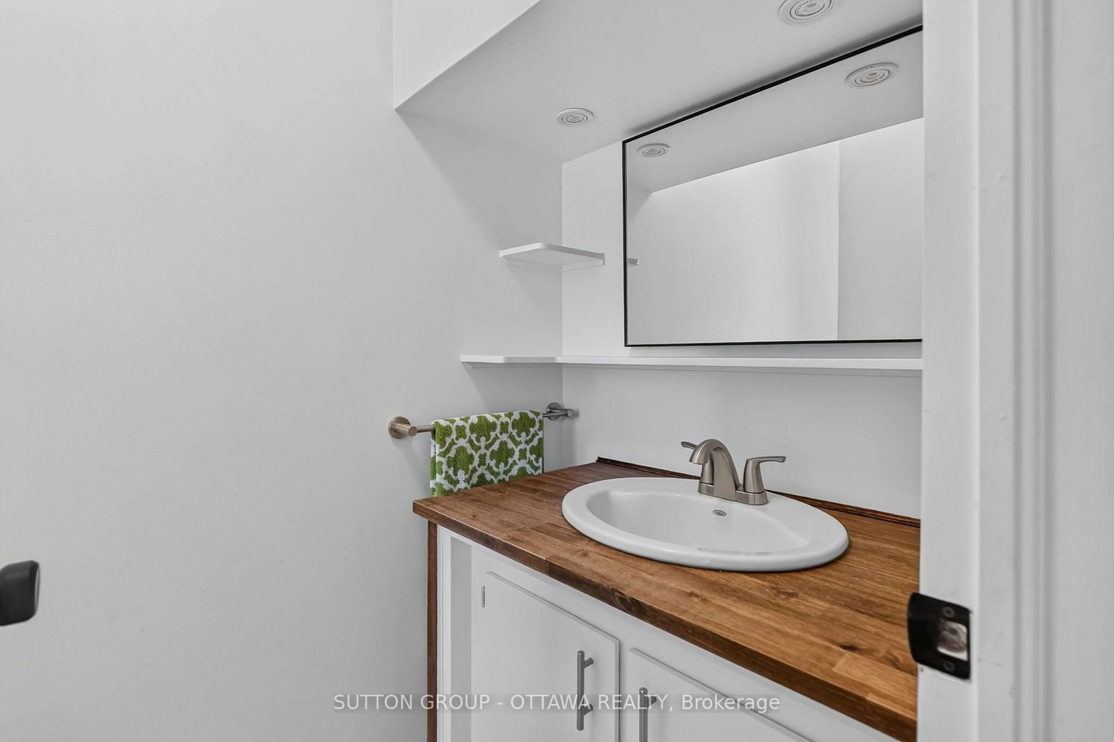 Standard bathroom, unknown for 55 PIXLEY, Ottawa Ontario K1G 4C3