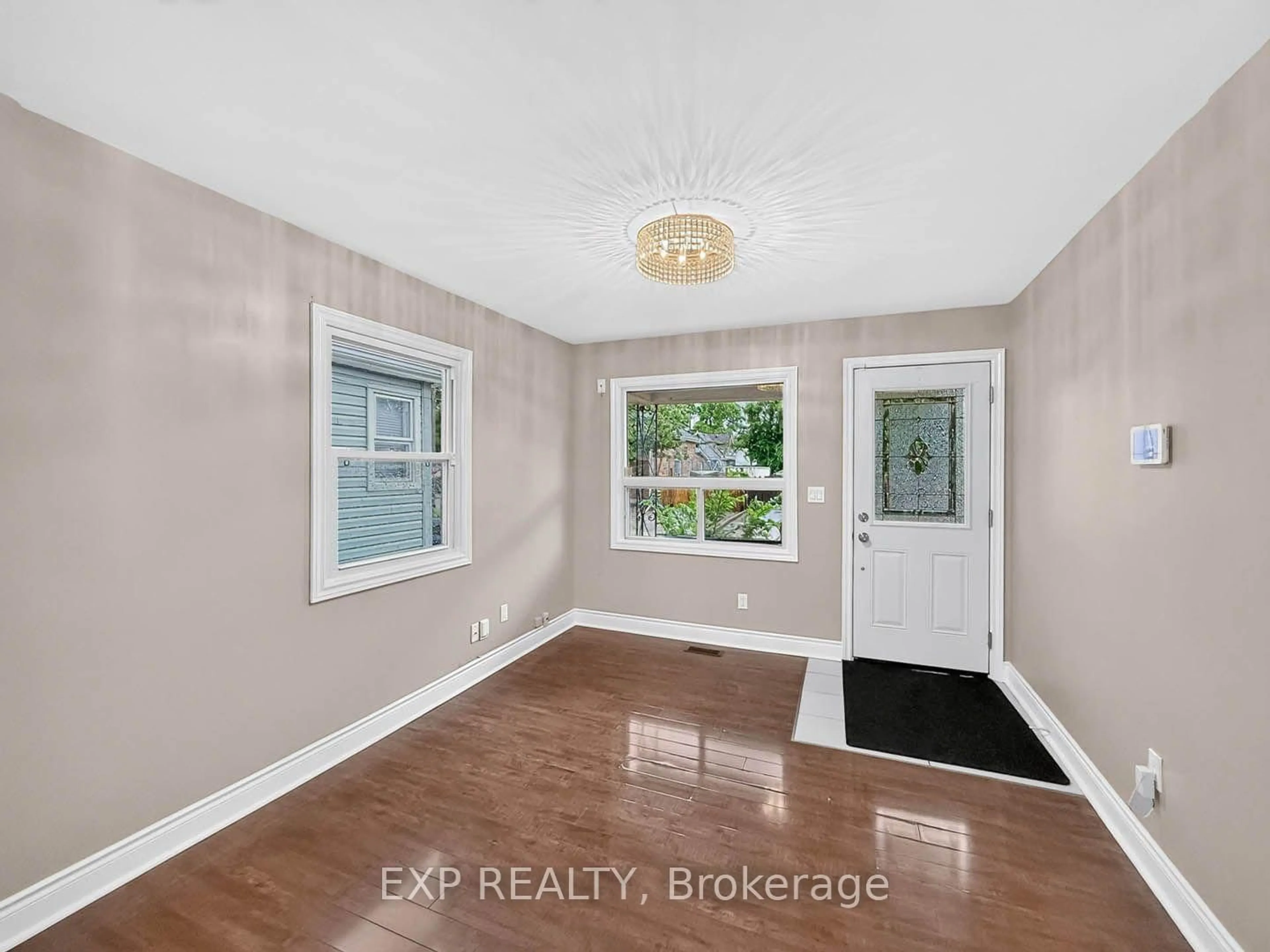 A pic of a room for 57 Weir St, Hamilton Ontario L8K 3A3