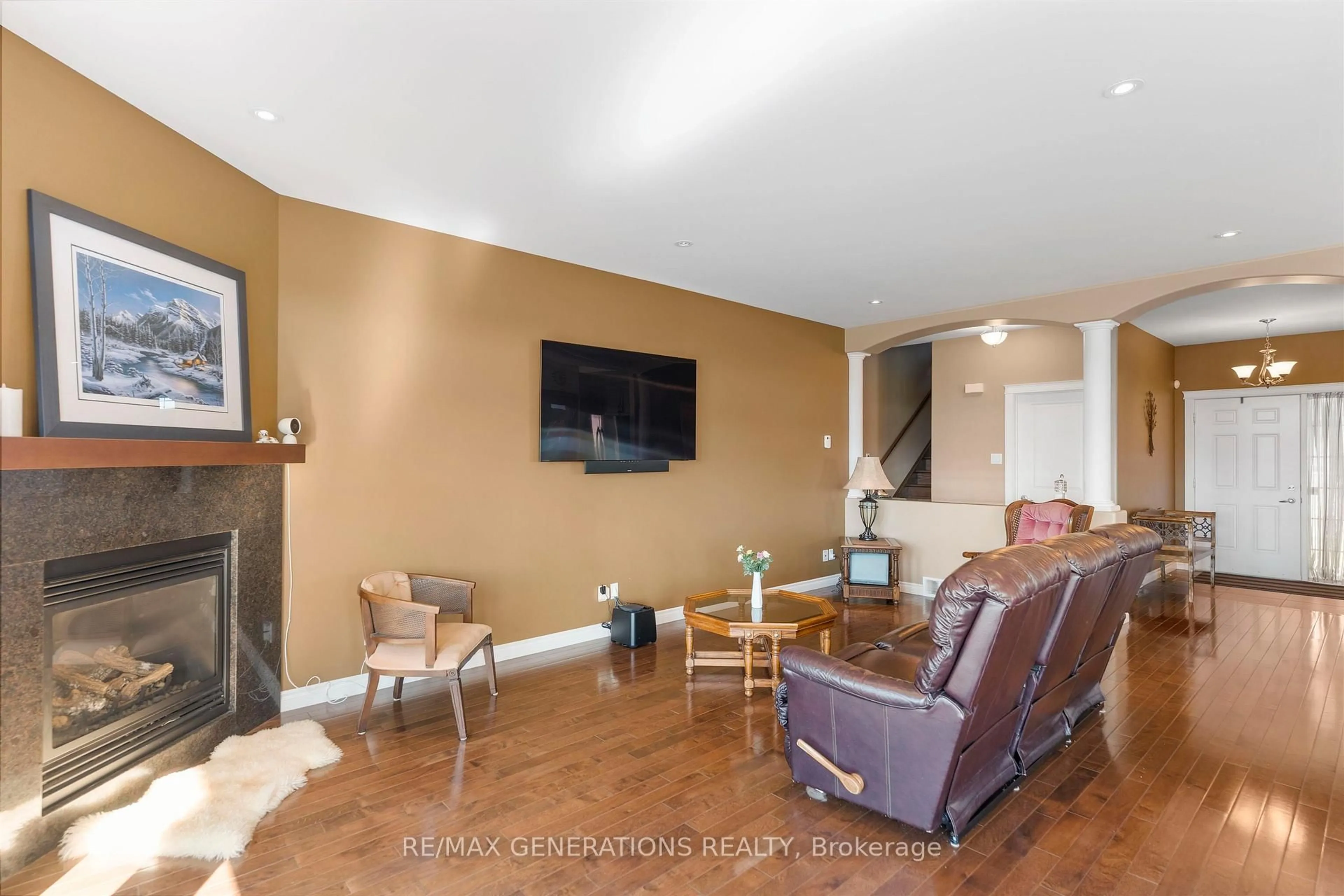 Living room with furniture, unknown for 706 WEILER Blvd, Thunder Bay Ontario P7C 0A7