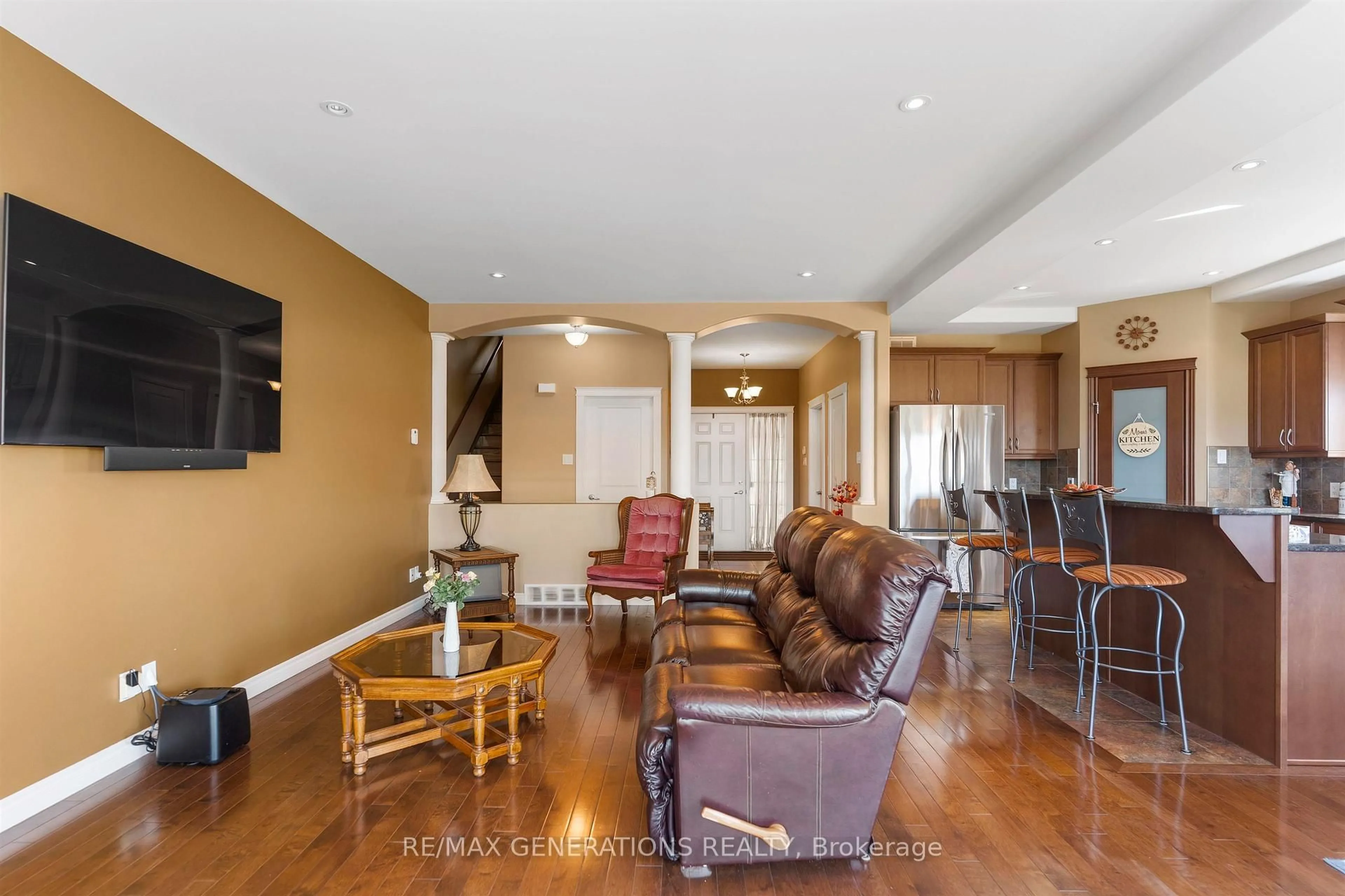 Living room with furniture, unknown for 706 WEILER Blvd, Thunder Bay Ontario P7C 0A7