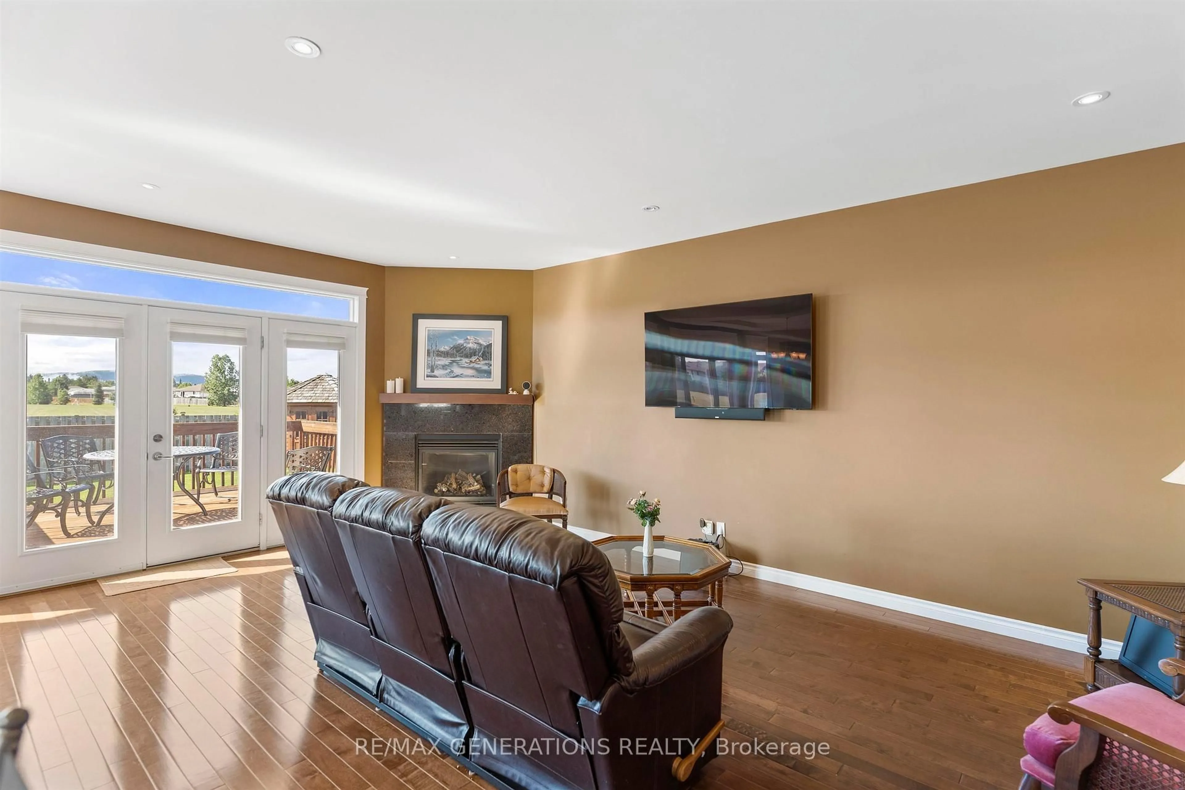 Living room with furniture, unknown for 706 WEILER Blvd, Thunder Bay Ontario P7C 0A7