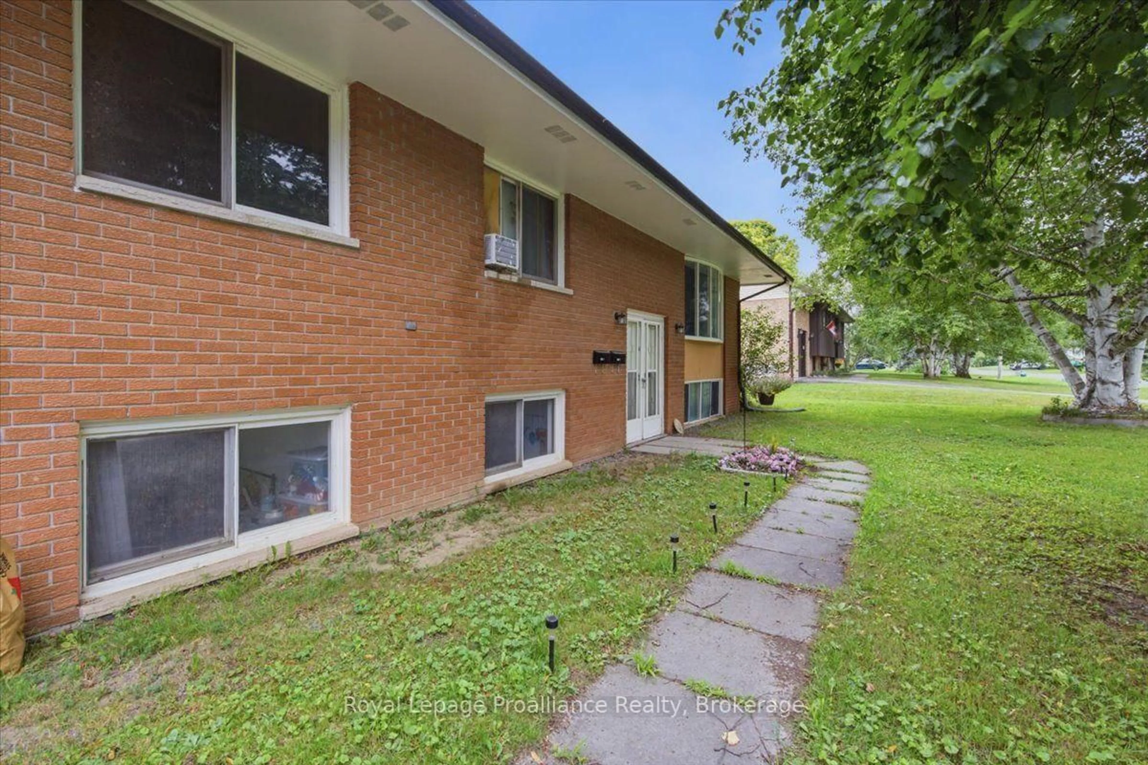 Patio, street for 270 Colonial Rd, Belleville Ontario K8R 1B9