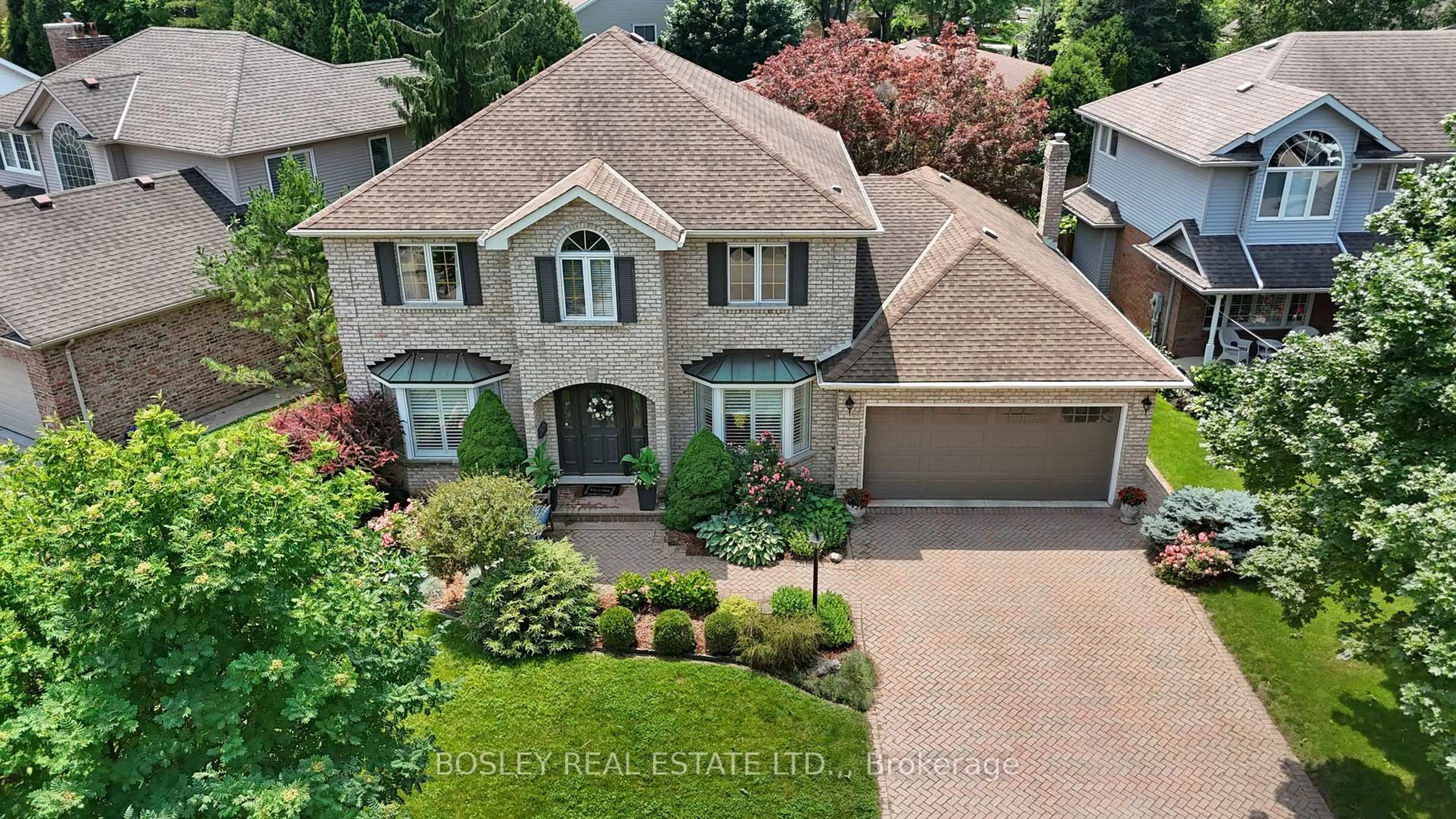 A pic from outside/outdoor area/front of a property/back of a property/a pic from drone, street for 28 Arbour Glen Dr, St. Catharines Ontario L2W 1B3