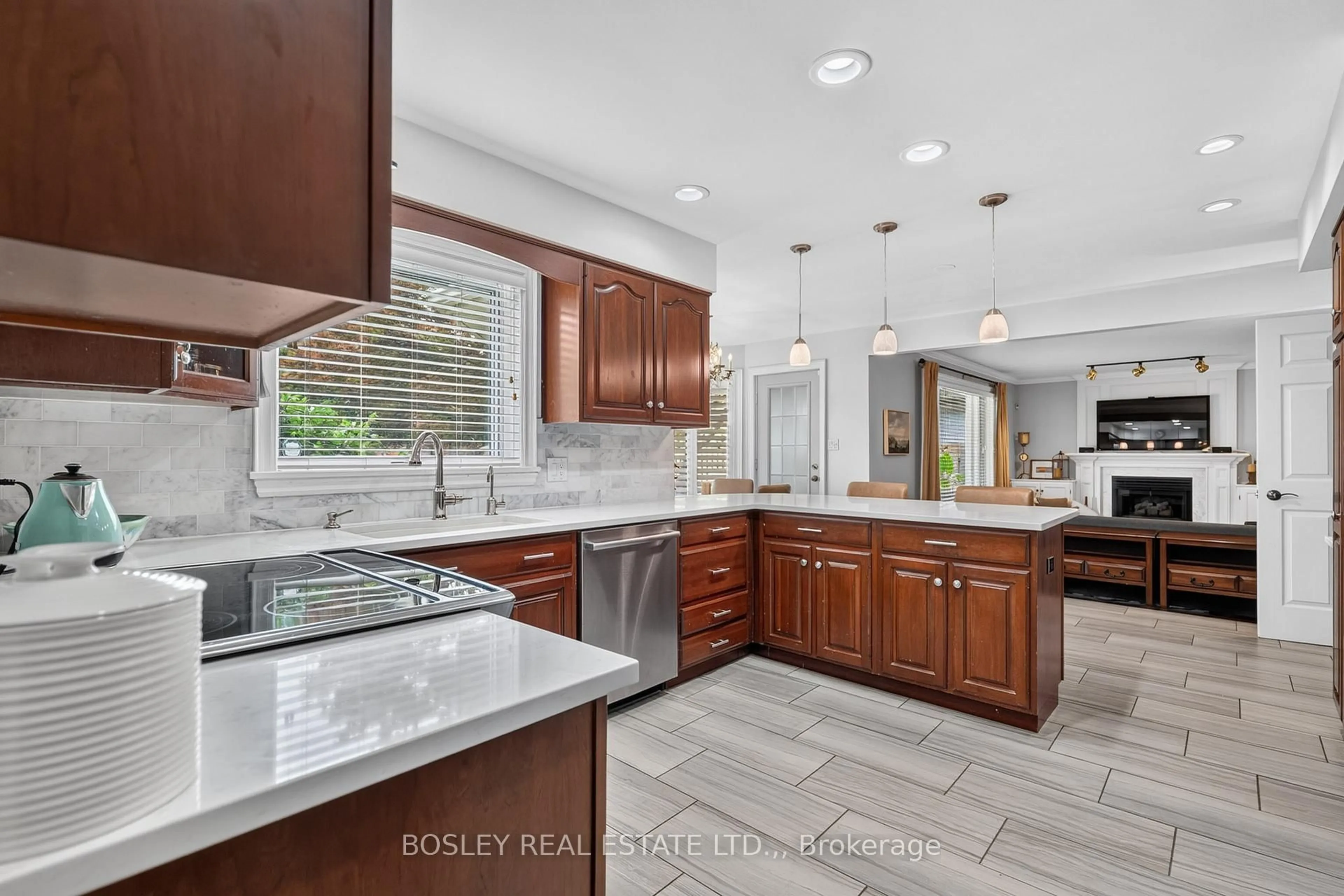 Open concept kitchen, ceramic/tile floor for 28 Arbour Glen Dr, St. Catharines Ontario L2W 1B3