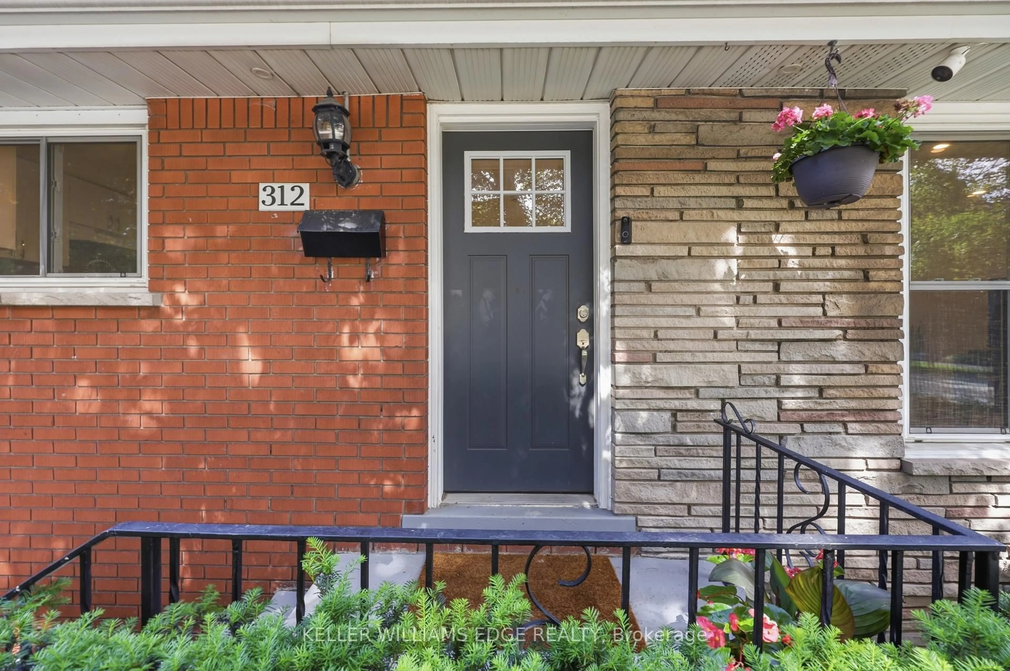 Indoor entryway for 312 Upper Paradise Rd, Hamilton Ontario L9C 5C4