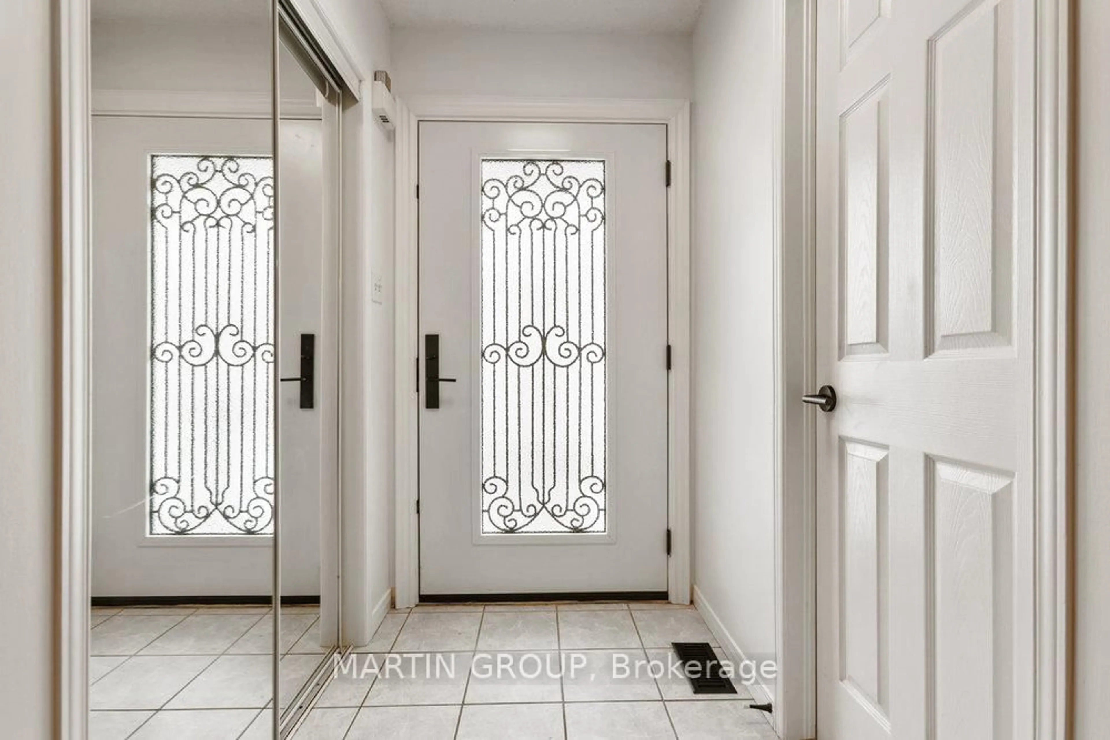 Indoor entryway for 48 Evans St, Hamilton Ontario L8L 1W3