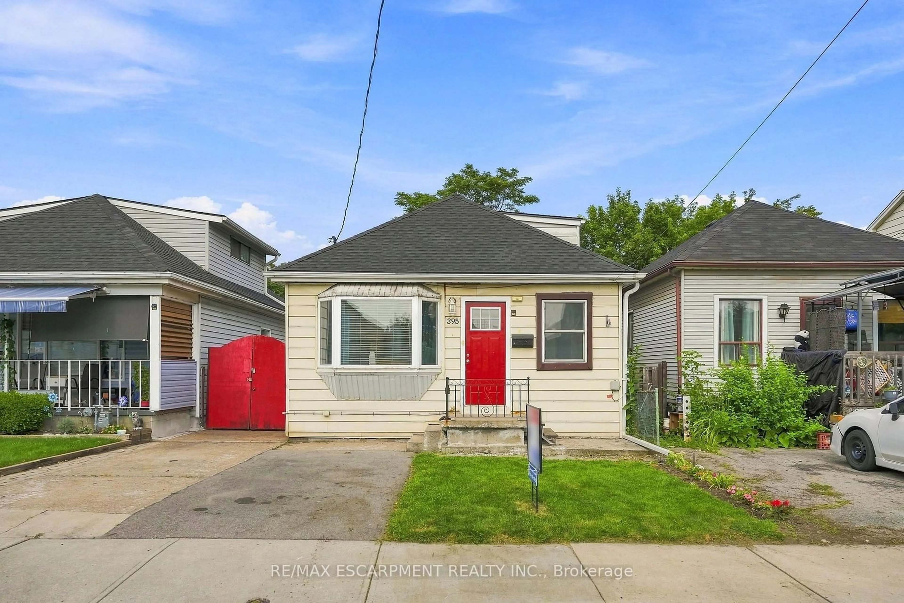 Home with vinyl exterior material, street for 395 Avondale St, Hamilton Ontario L8L 7C8