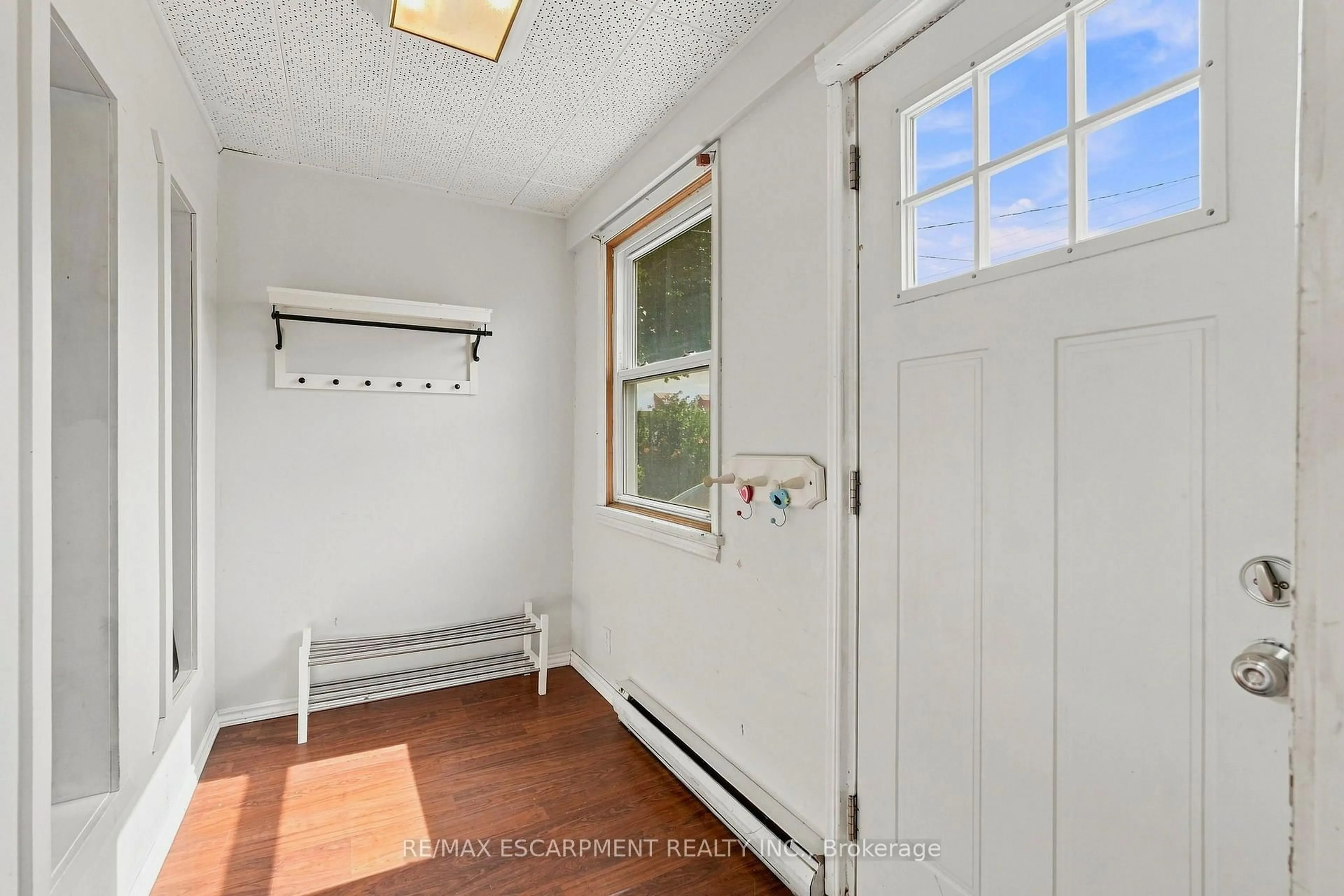 Indoor entryway for 395 Avondale St, Hamilton Ontario L8L 7C8
