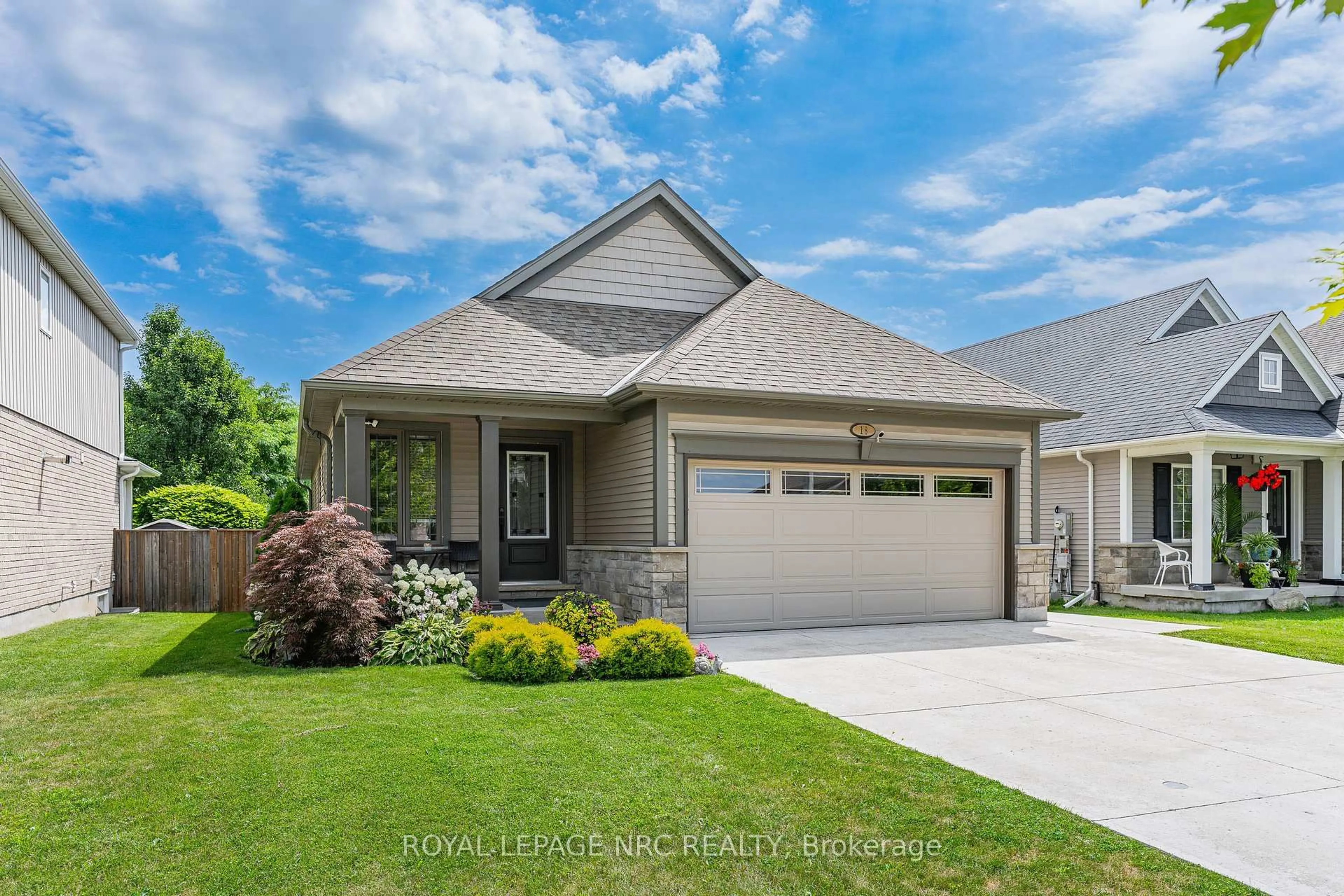 Home with vinyl exterior material, street for 18 Eastman Gateway, Thorold Ontario L2V 0E2