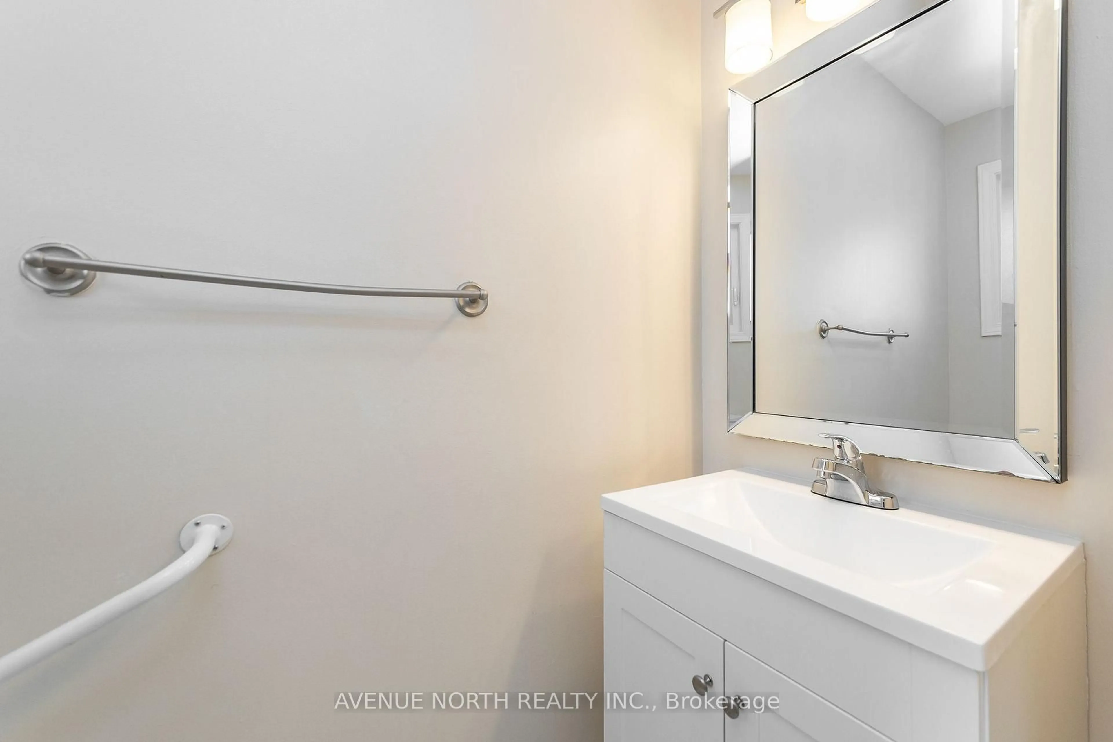 Standard bathroom, unknown for 861 Karsh Dr, Ottawa Ontario K1G 4T9