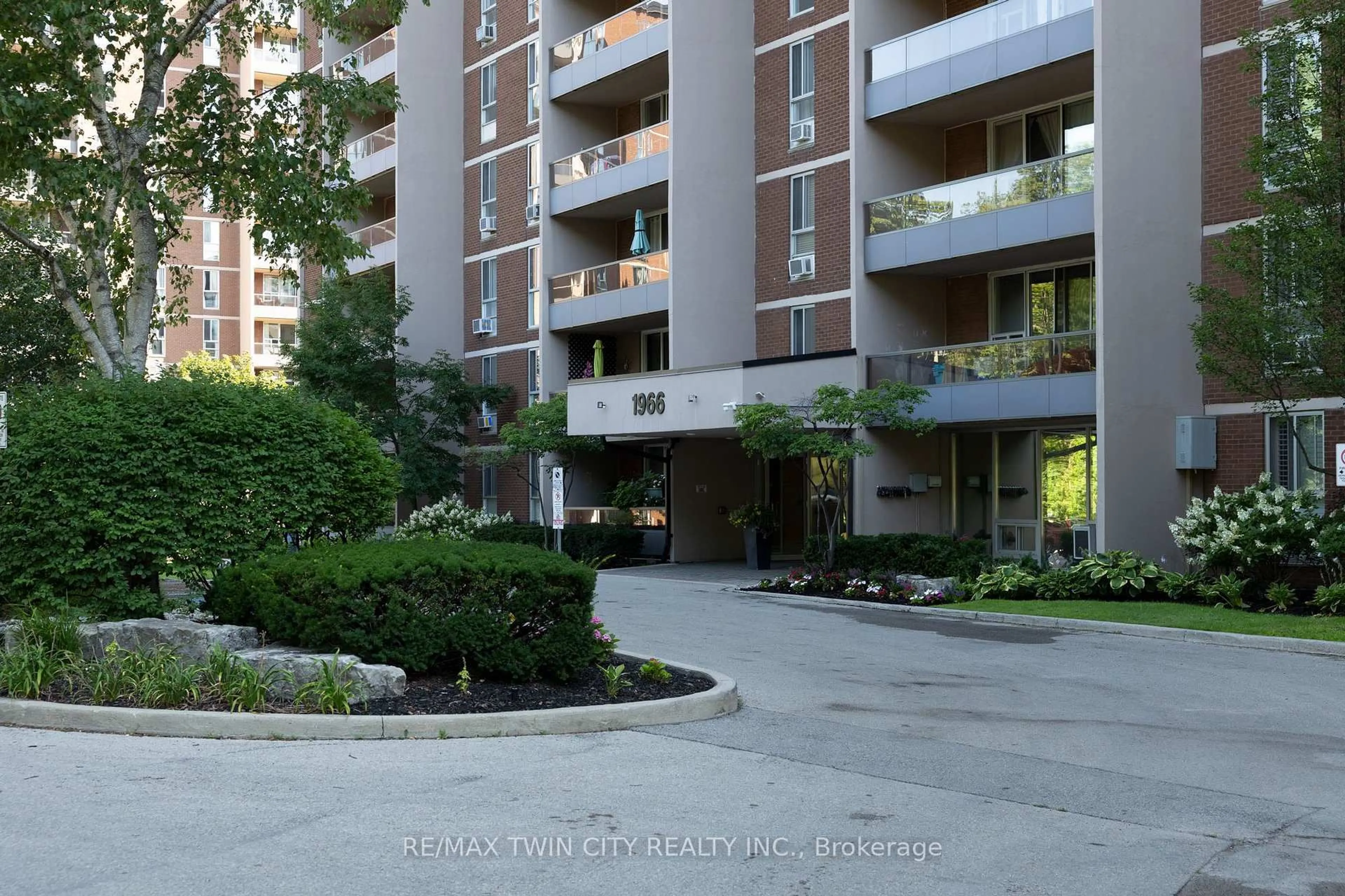 Unknown for 1966 MAIN St, Hamilton Ontario L8S 1J6