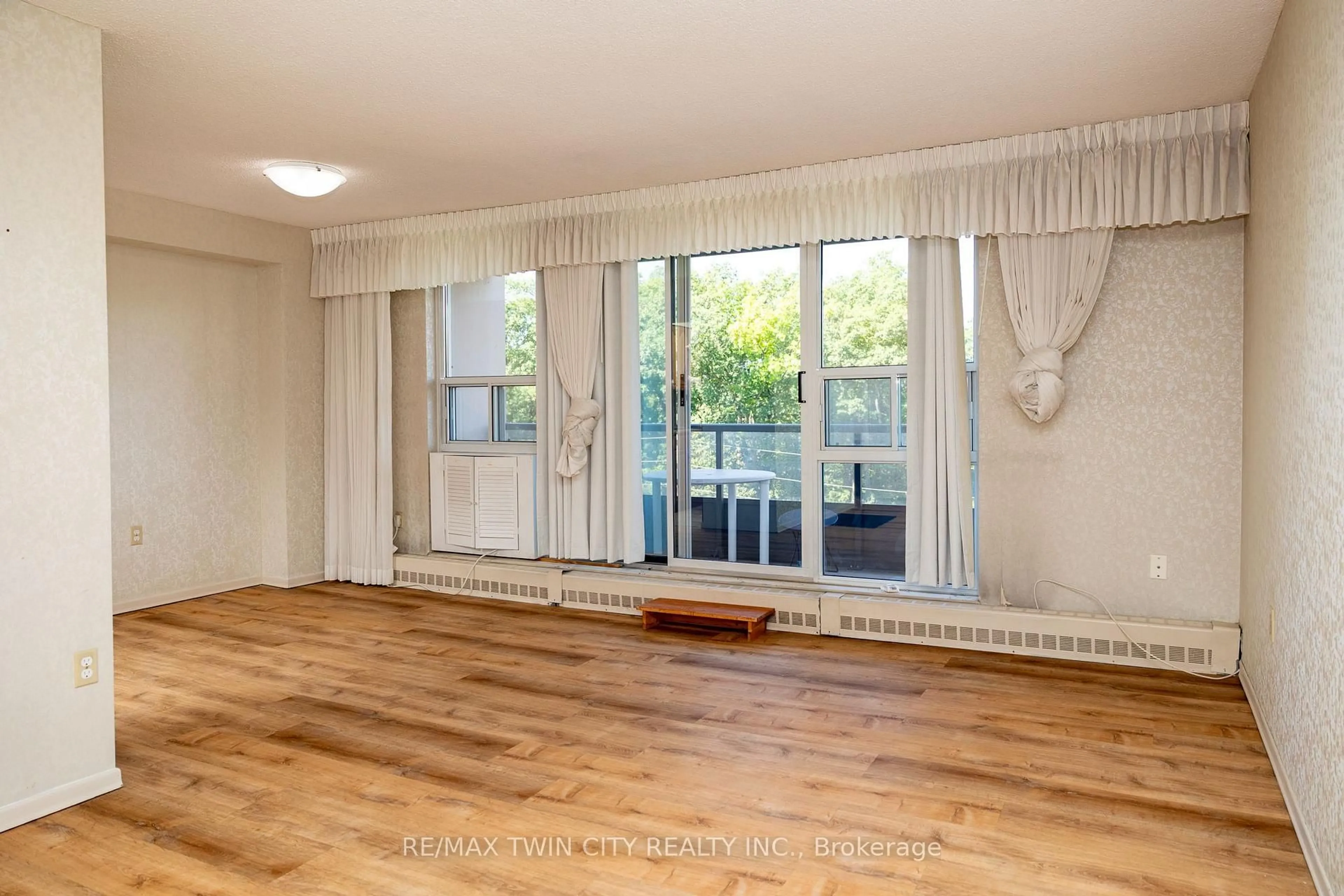 A pic of a room for 1966 MAIN St, Hamilton Ontario L8S 1J6