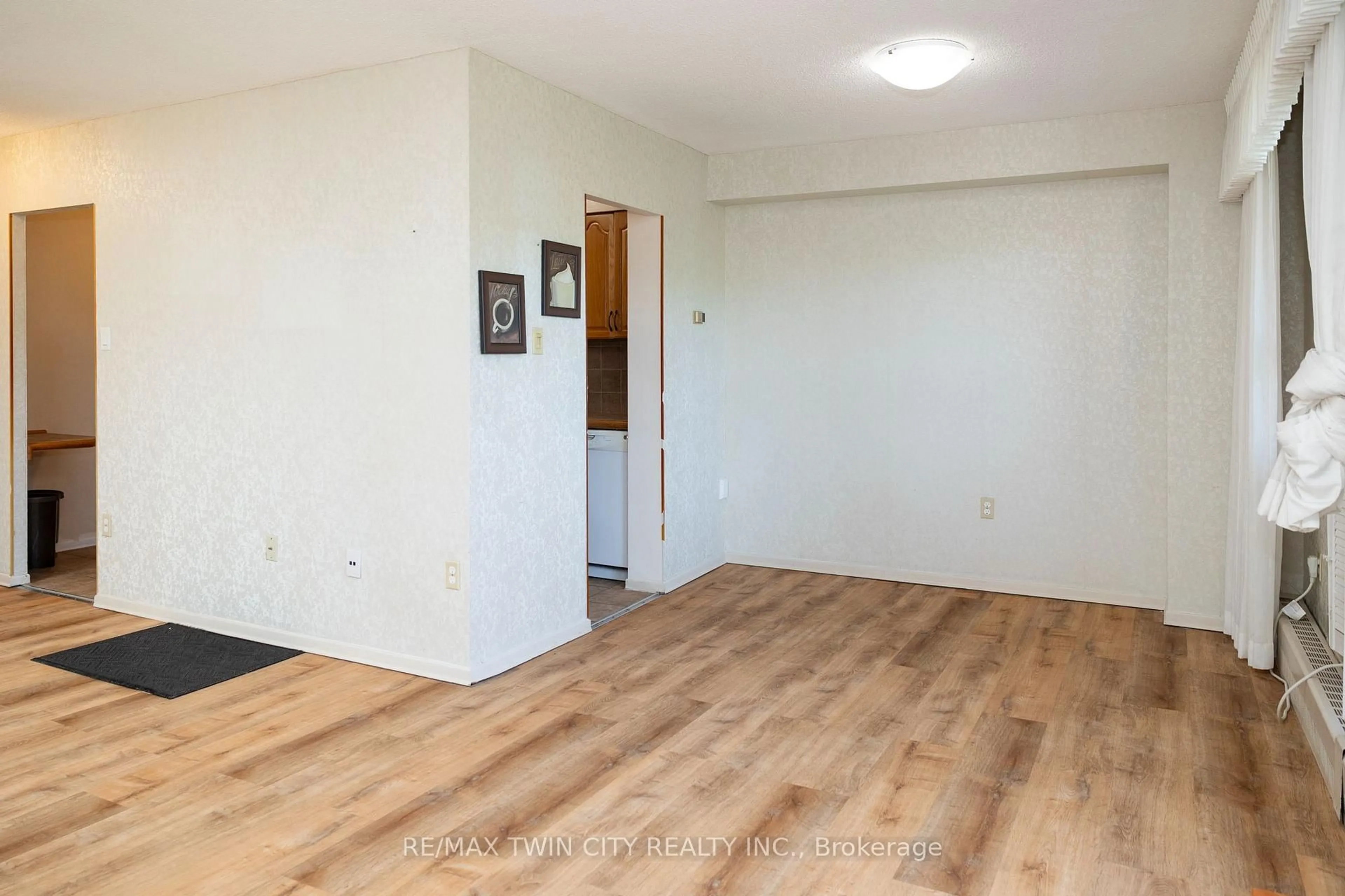 A pic of a room for 1966 MAIN St, Hamilton Ontario L8S 1J6