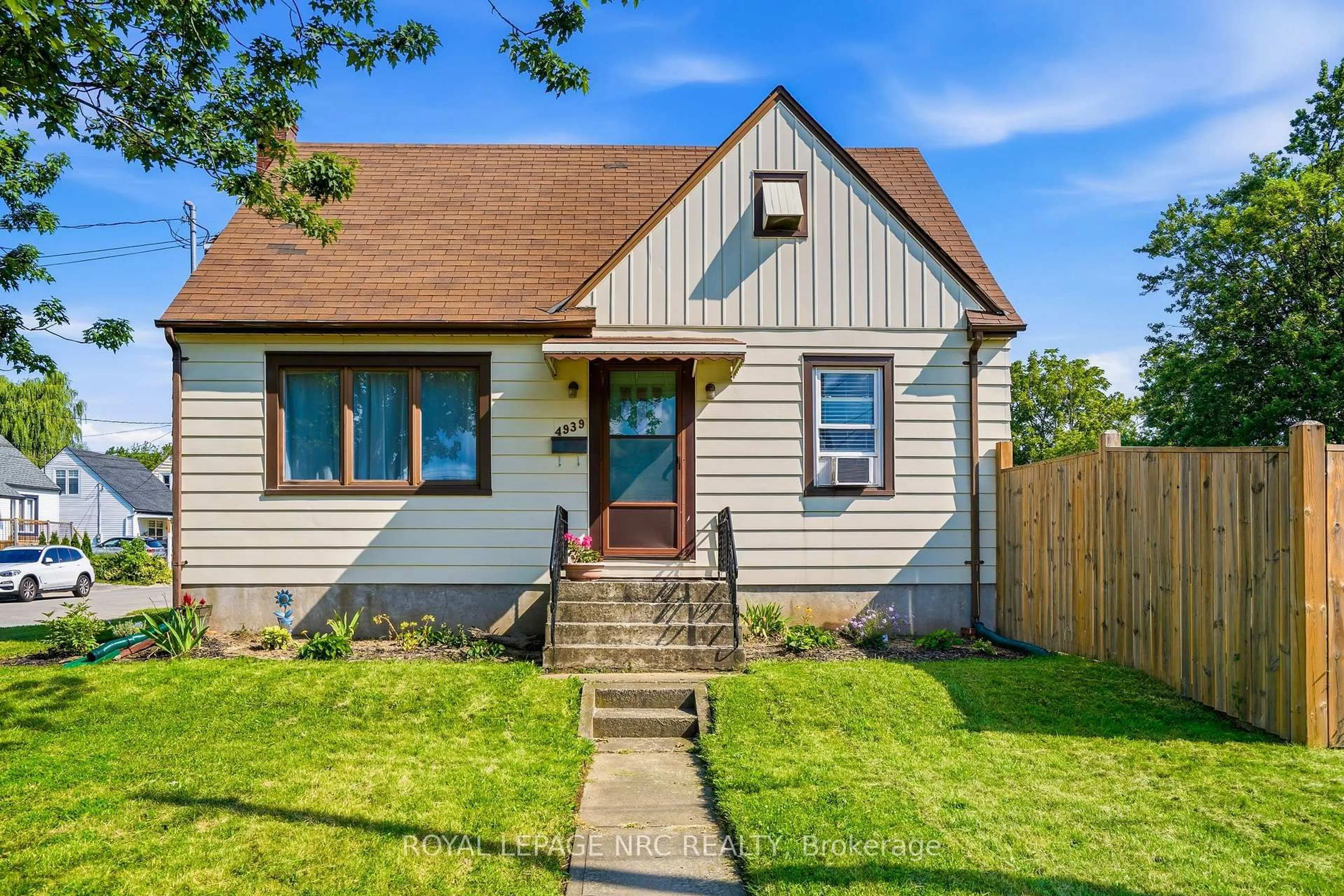 Home with vinyl exterior material, street for 4939 Hamilton St, Niagara Falls Ontario L2E 2V9