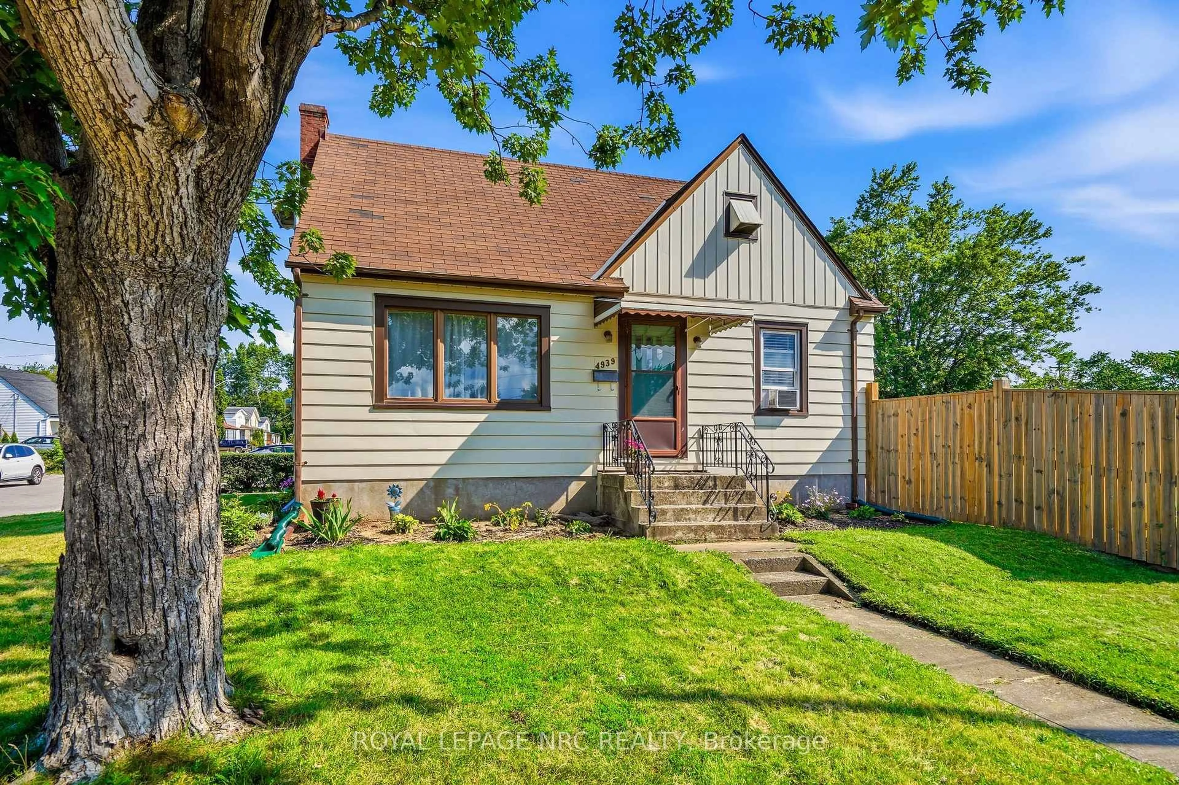 Home with vinyl exterior material, street for 4939 Hamilton St, Niagara Falls Ontario L2E 2V9