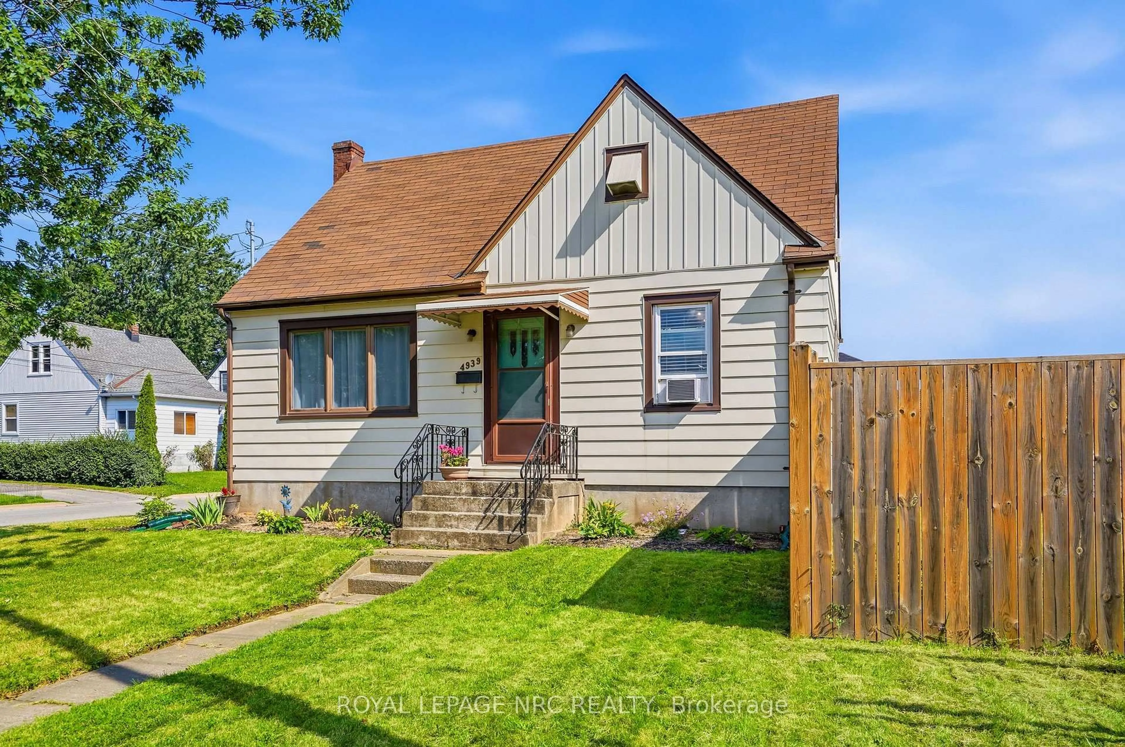 Home with vinyl exterior material, street for 4939 Hamilton St, Niagara Falls Ontario L2E 2V9