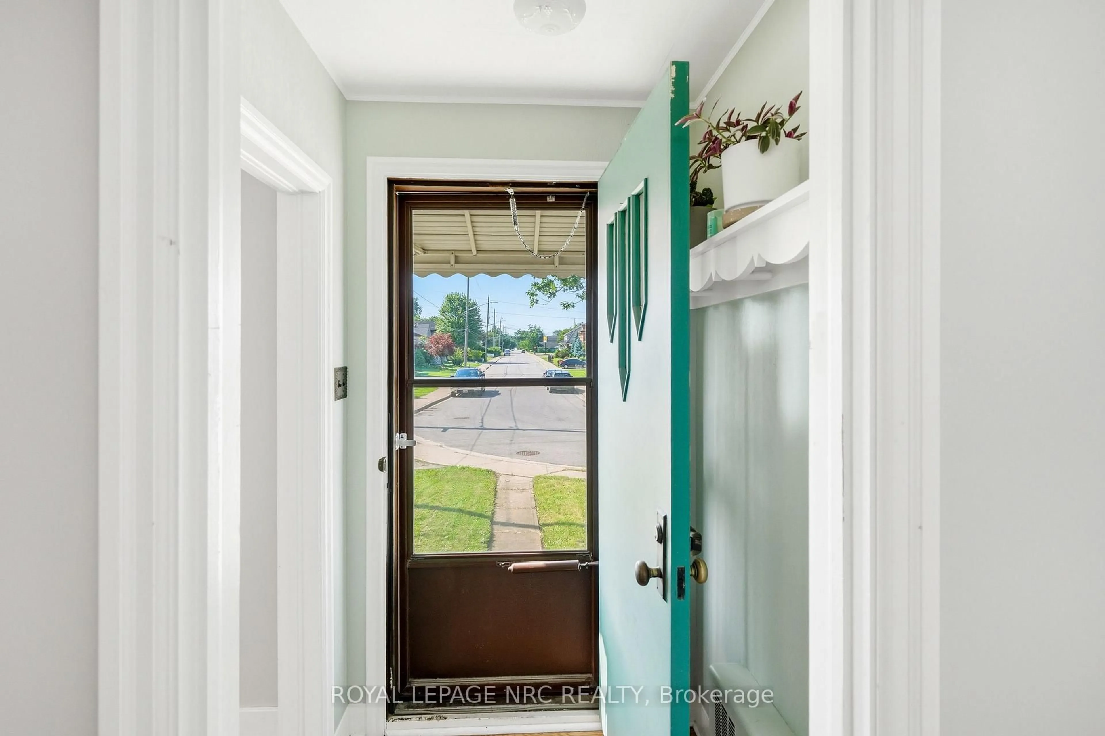 Indoor entryway for 4939 Hamilton St, Niagara Falls Ontario L2E 2V9