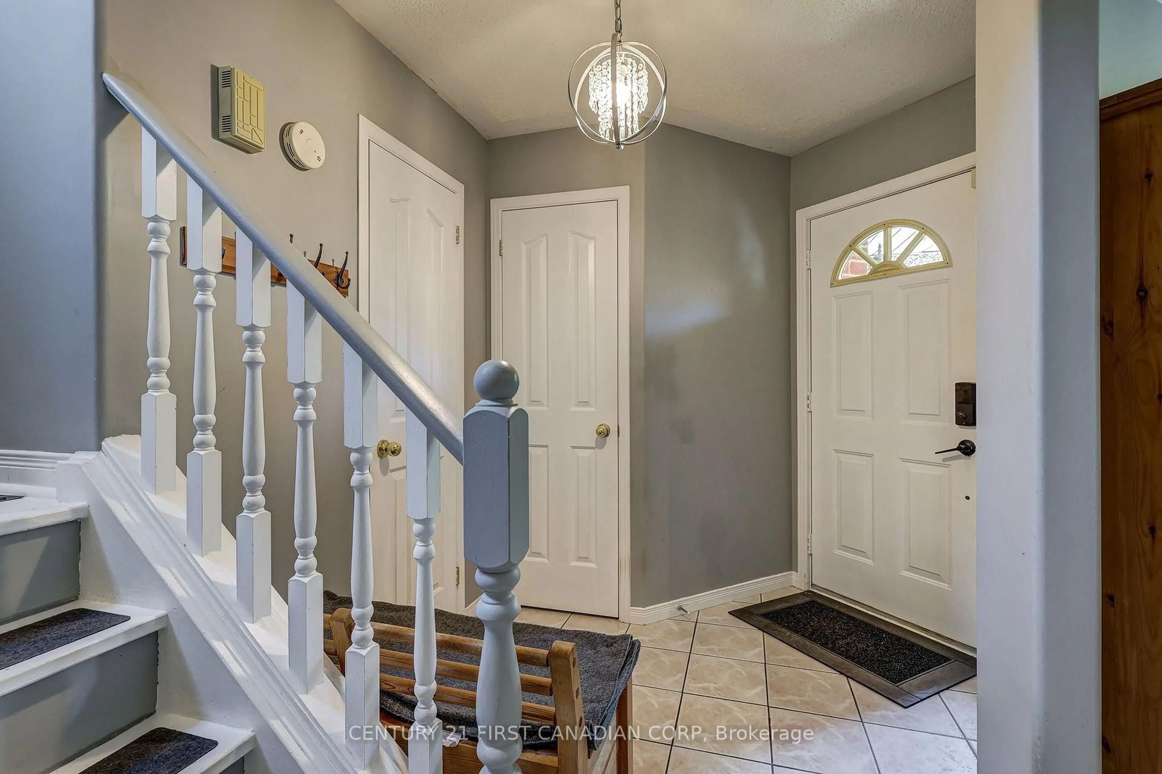 Indoor entryway for 114 Meadowridge Rd, London North Ontario N6H 5N6