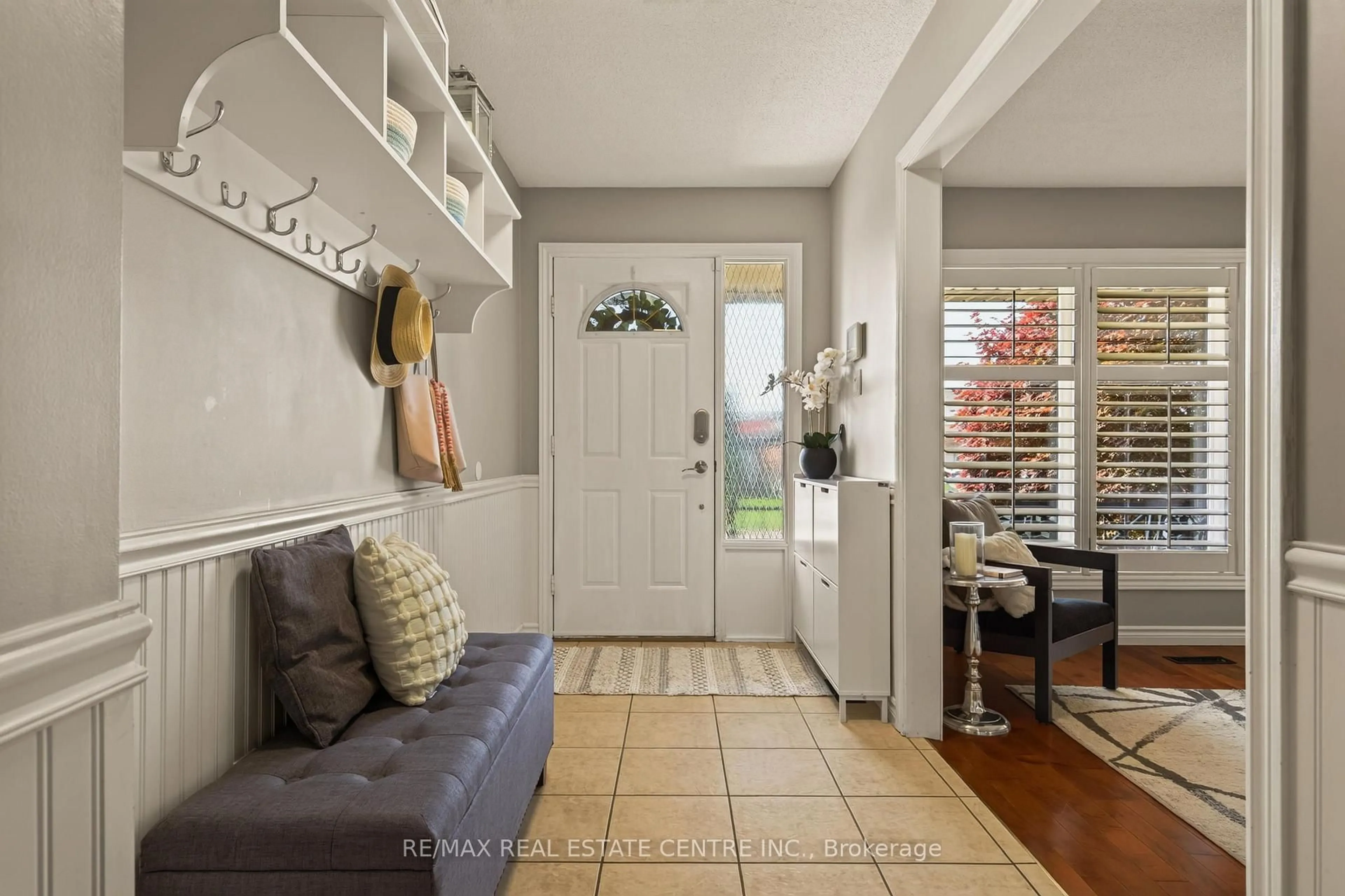 Indoor entryway for 39 Trenholme Cres, Hamilton Ontario L8W 2L4