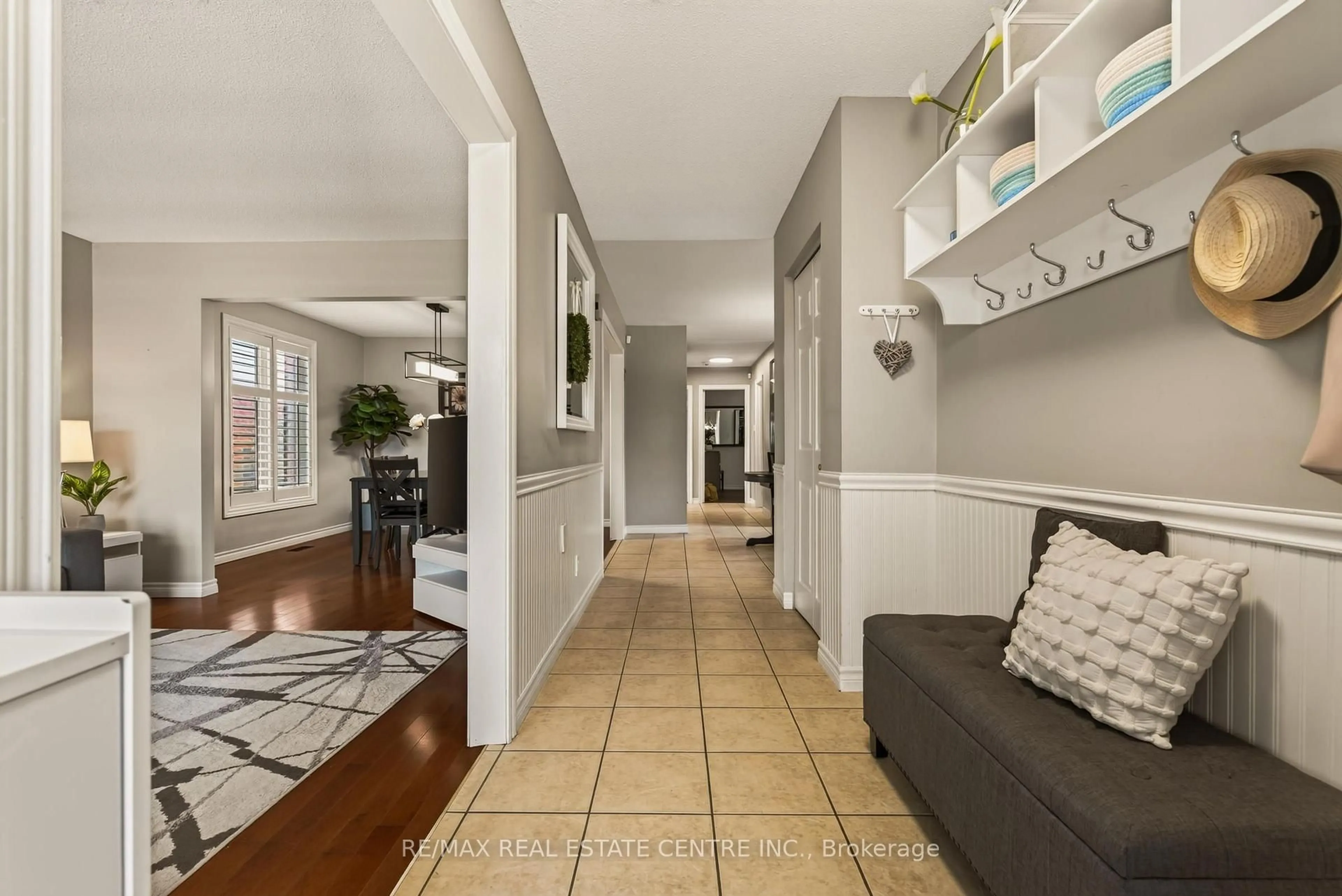Indoor entryway for 39 Trenholme Cres, Hamilton Ontario L8W 2L4