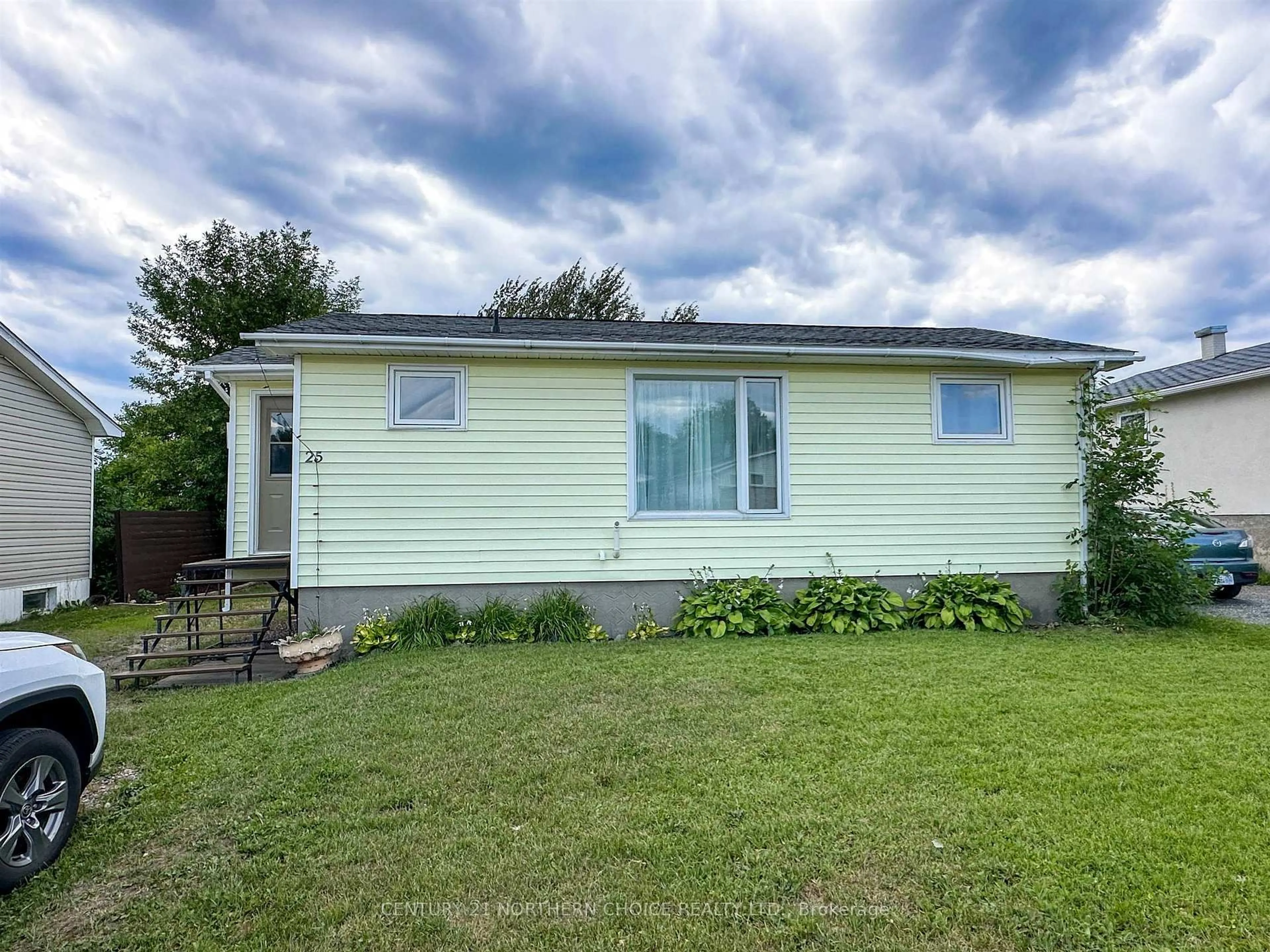 Home with vinyl exterior material, unknown for 25 Sixth St, Red Lake Ontario P0V 1C0
