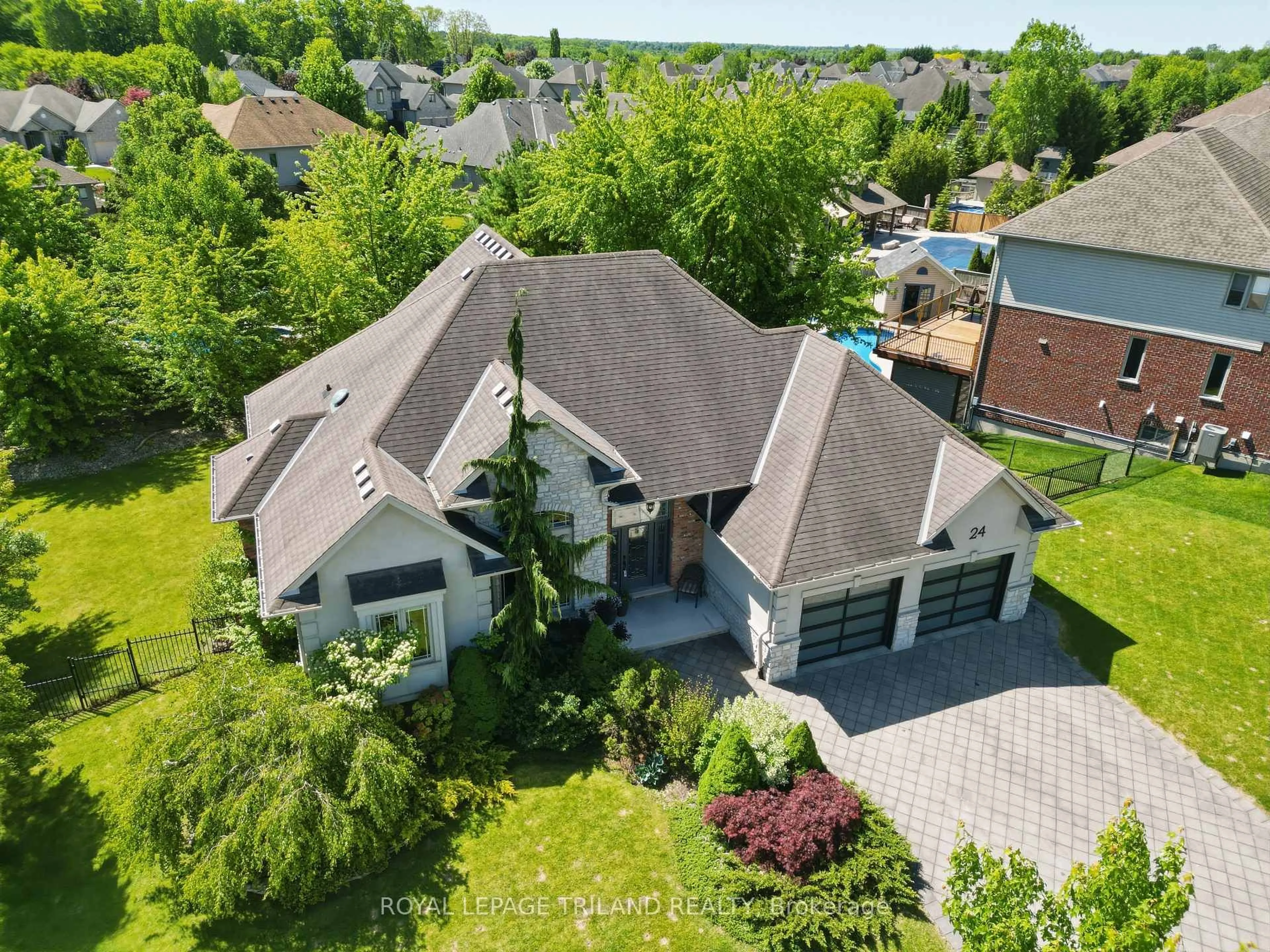 A pic from outside/outdoor area/front of a property/back of a property/a pic from drone, street for 24 Earlscourt Terr, Middlesex Centre Ontario N0L 1R0