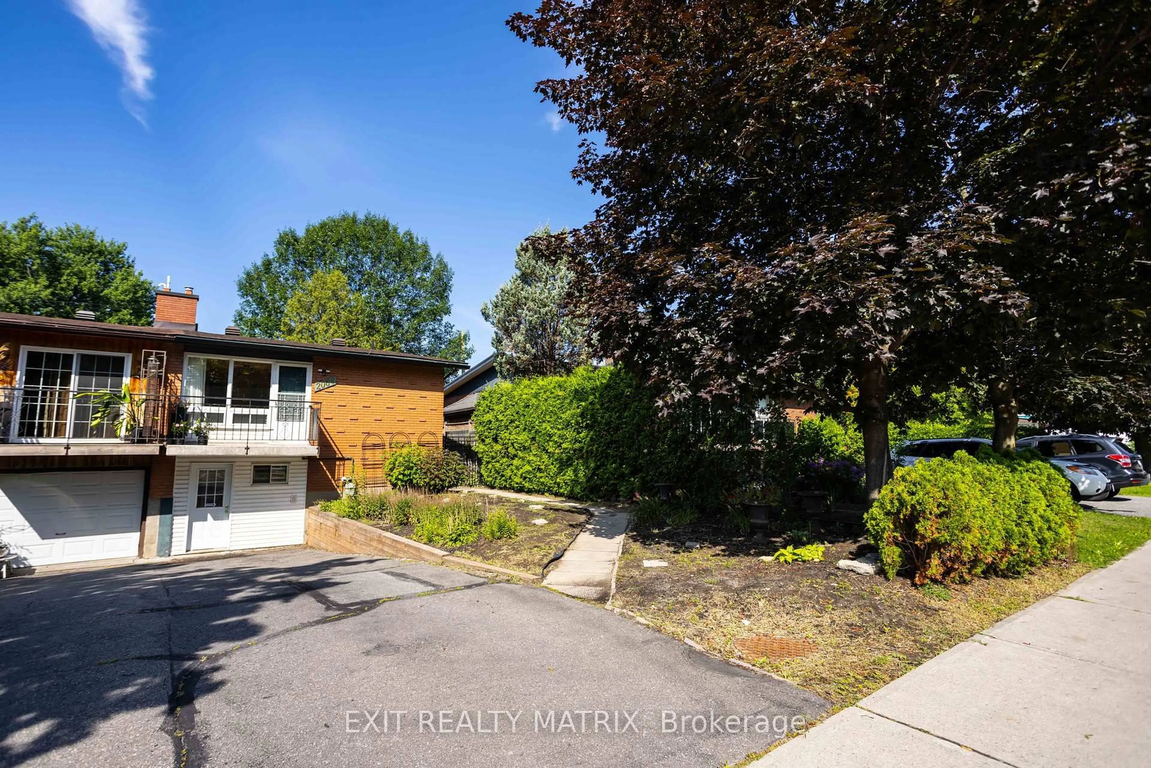 Unknown for 2064 St Laurent Blvd, Ottawa Ontario K1G 1A9