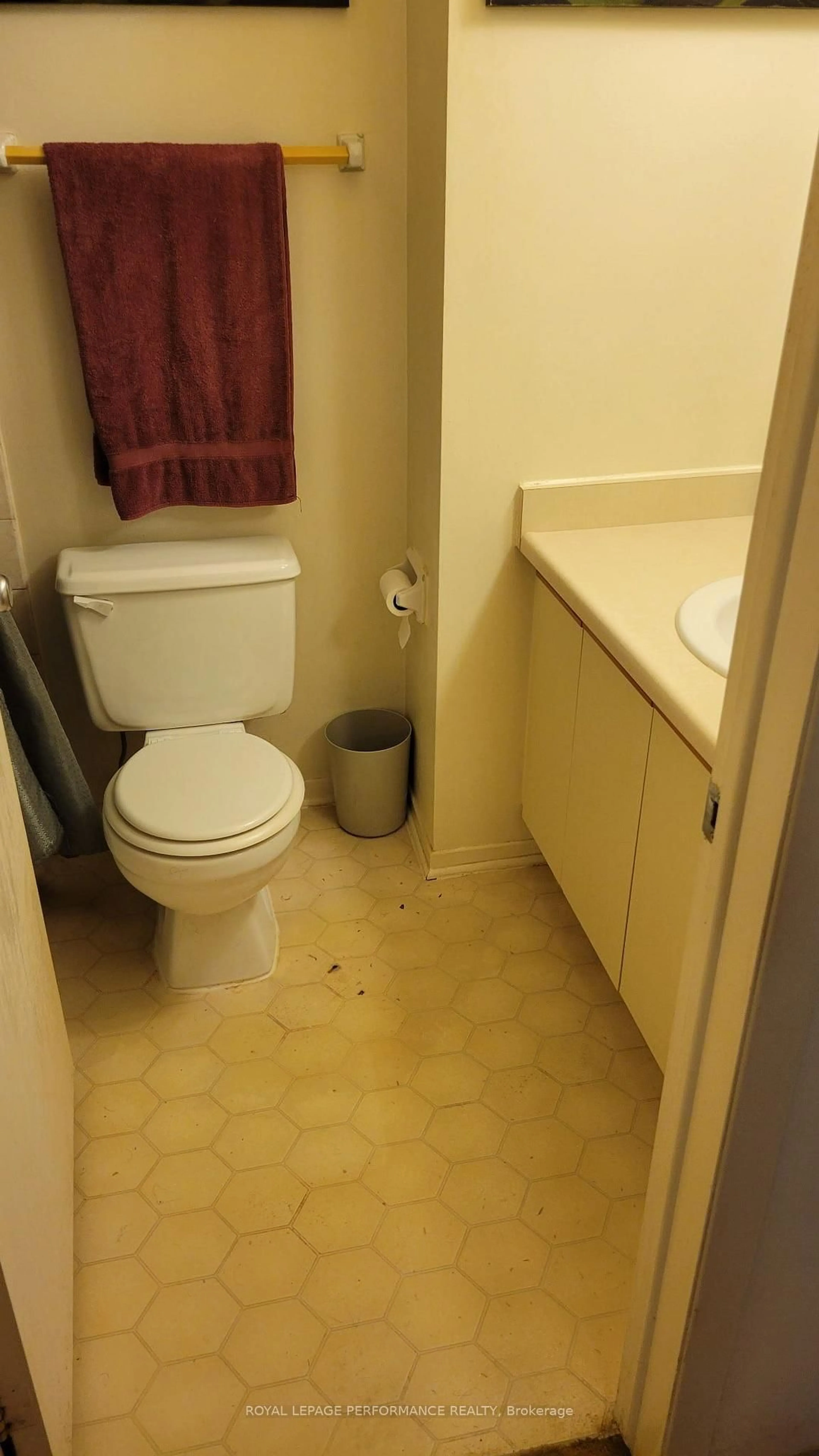 Standard bathroom, floor is not visible for 212 Viewmount Dr #109, Ottawa Ontario K2E 7X2